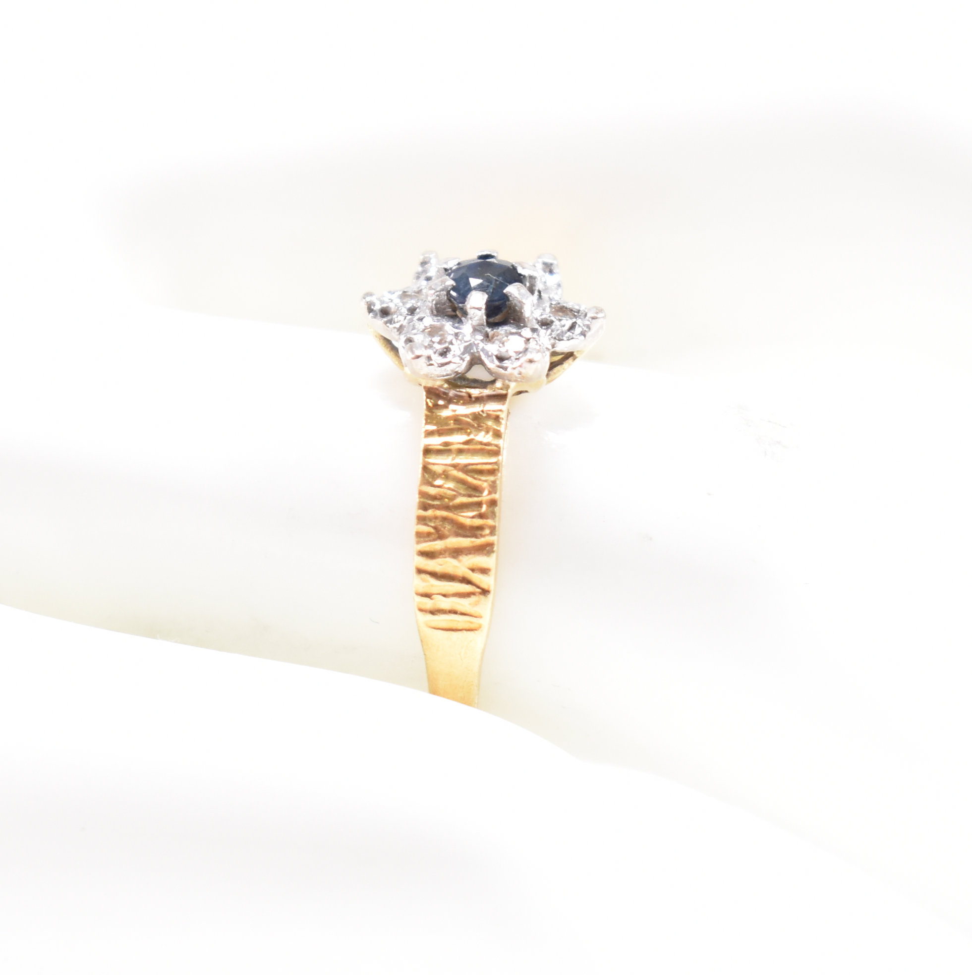 HALLMARKED 18CT GOLD SAPPHIRE CLUSTER RING - Image 9 of 9