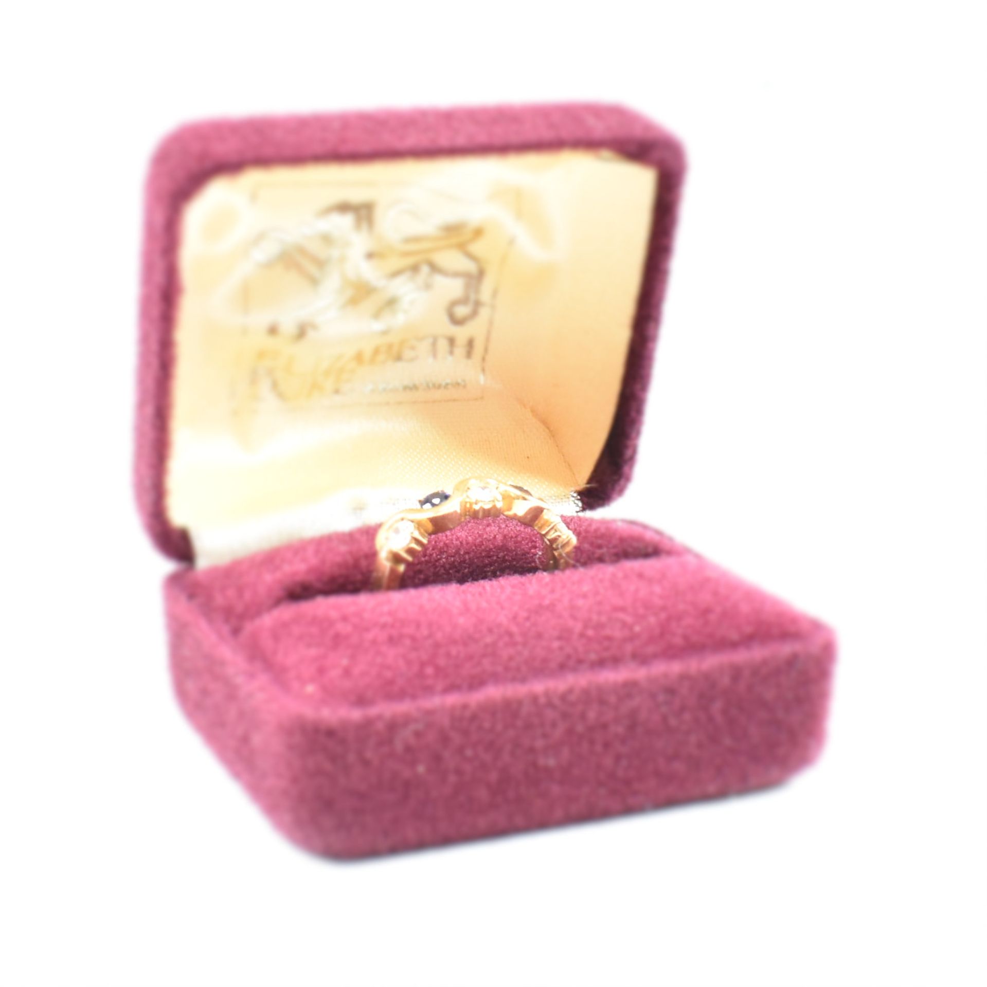 HALLMARKED 18CT GOLD SAPPHIRE & DIAMOND THREE STONE RING - Image 2 of 10