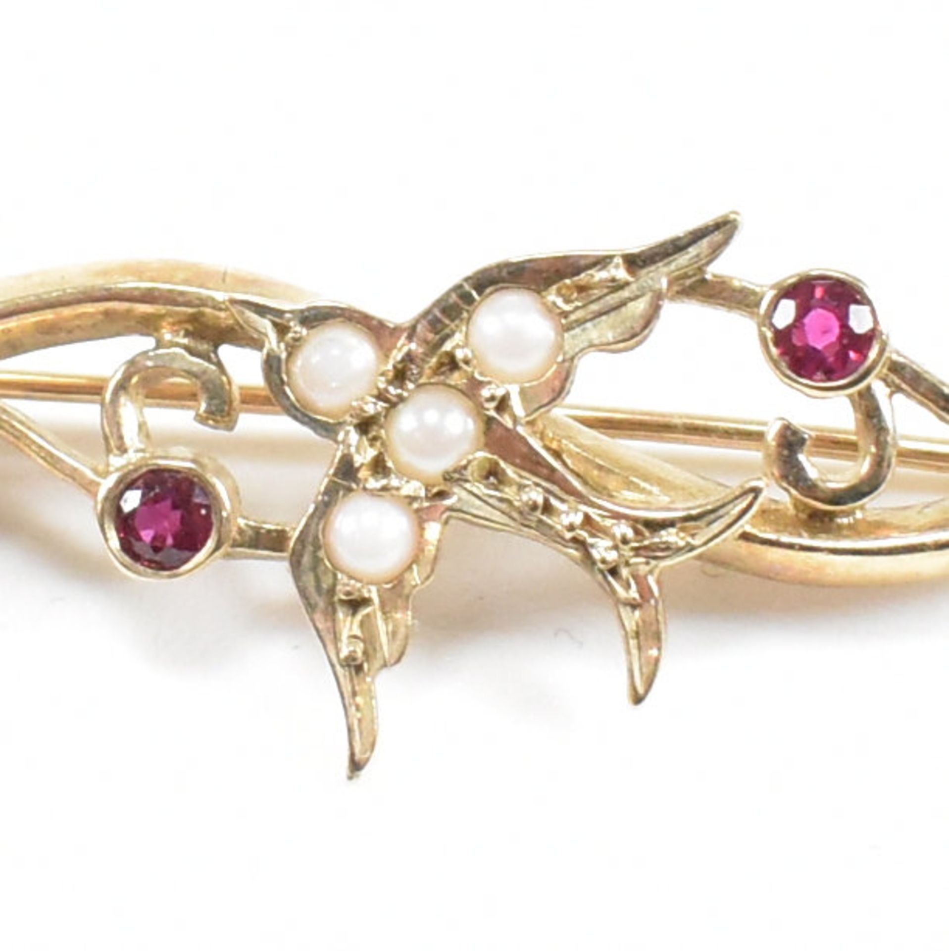 HALLMARKED 9CT GOLD RUBY & PEARL SWALLOW BROOCH PIN - Image 2 of 7