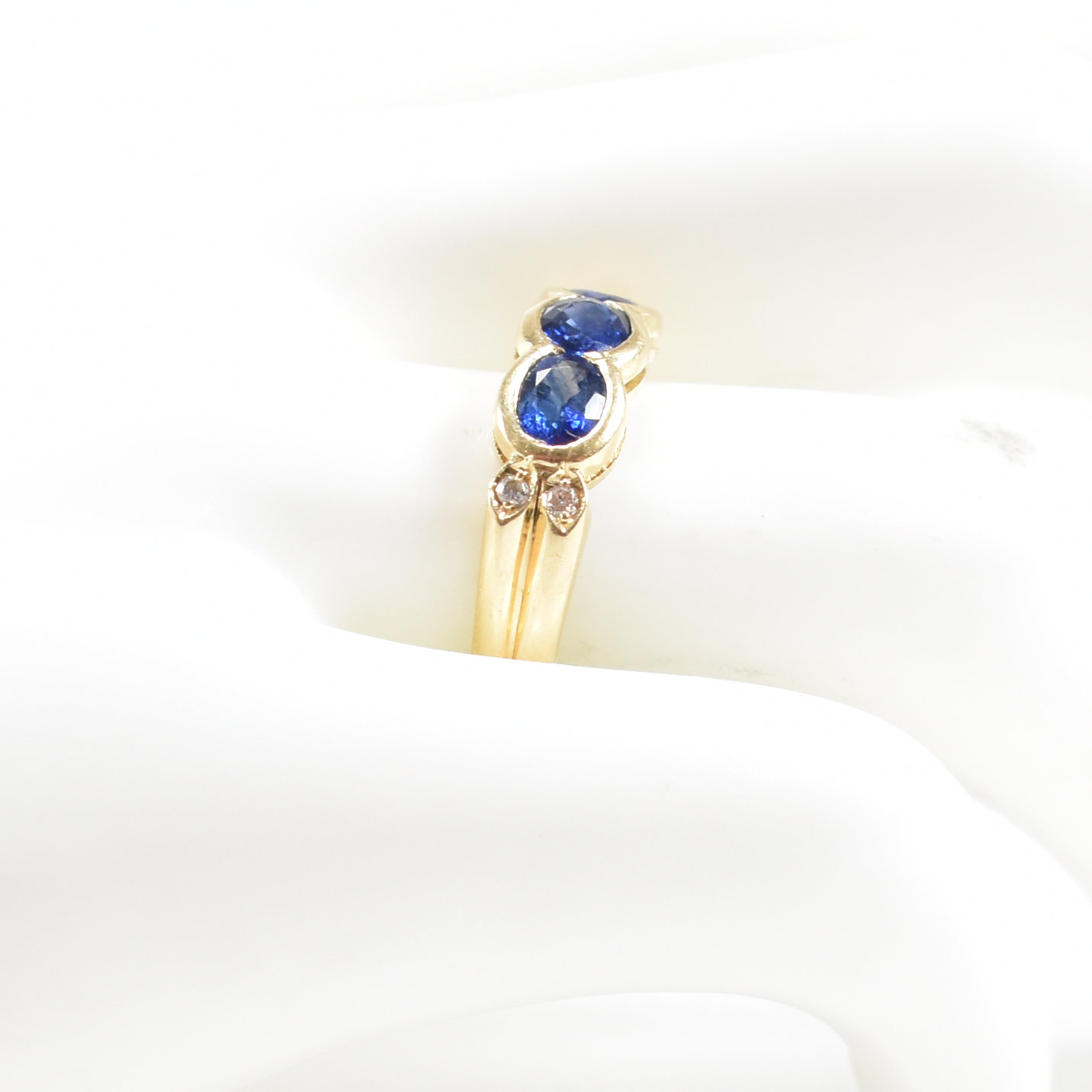 18CT GOLD SAPPHIRE & DIAMOND THREE STONE RING - Image 7 of 7