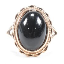 HALLMARKED 9CT GOLD & ONYX RING