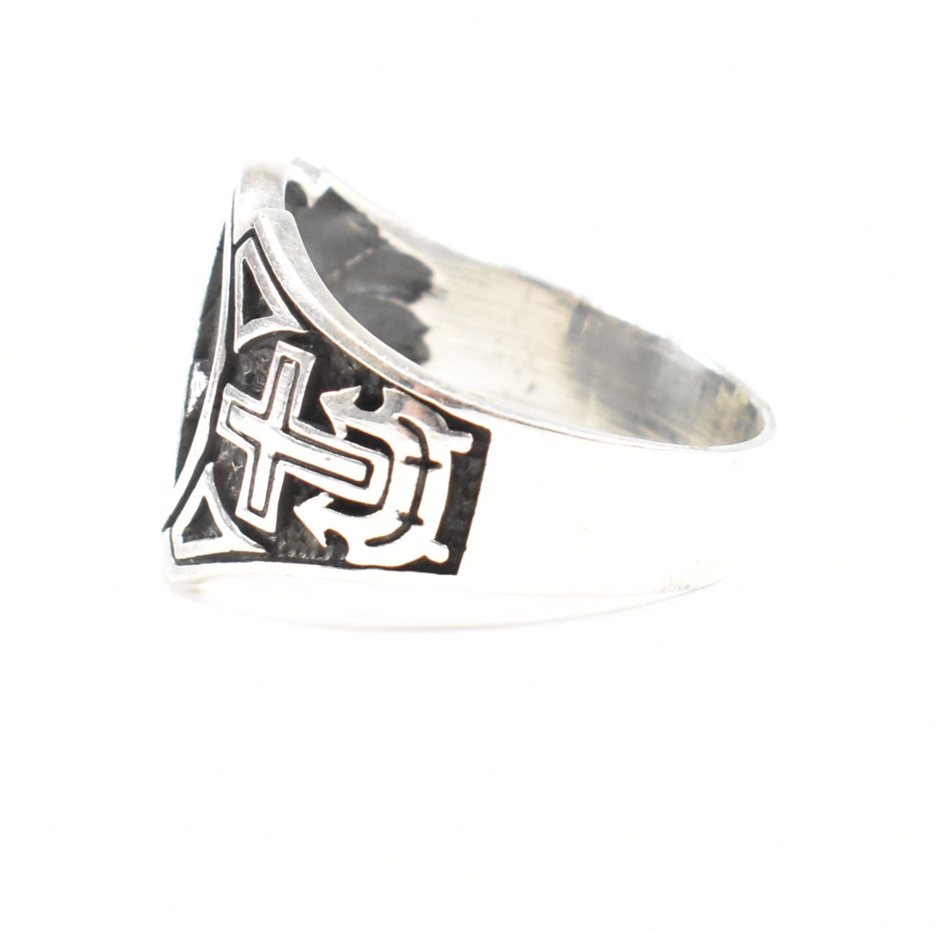 CONTEMPORARY 925 SILVER MASONIC STYLE RING - Image 3 of 7