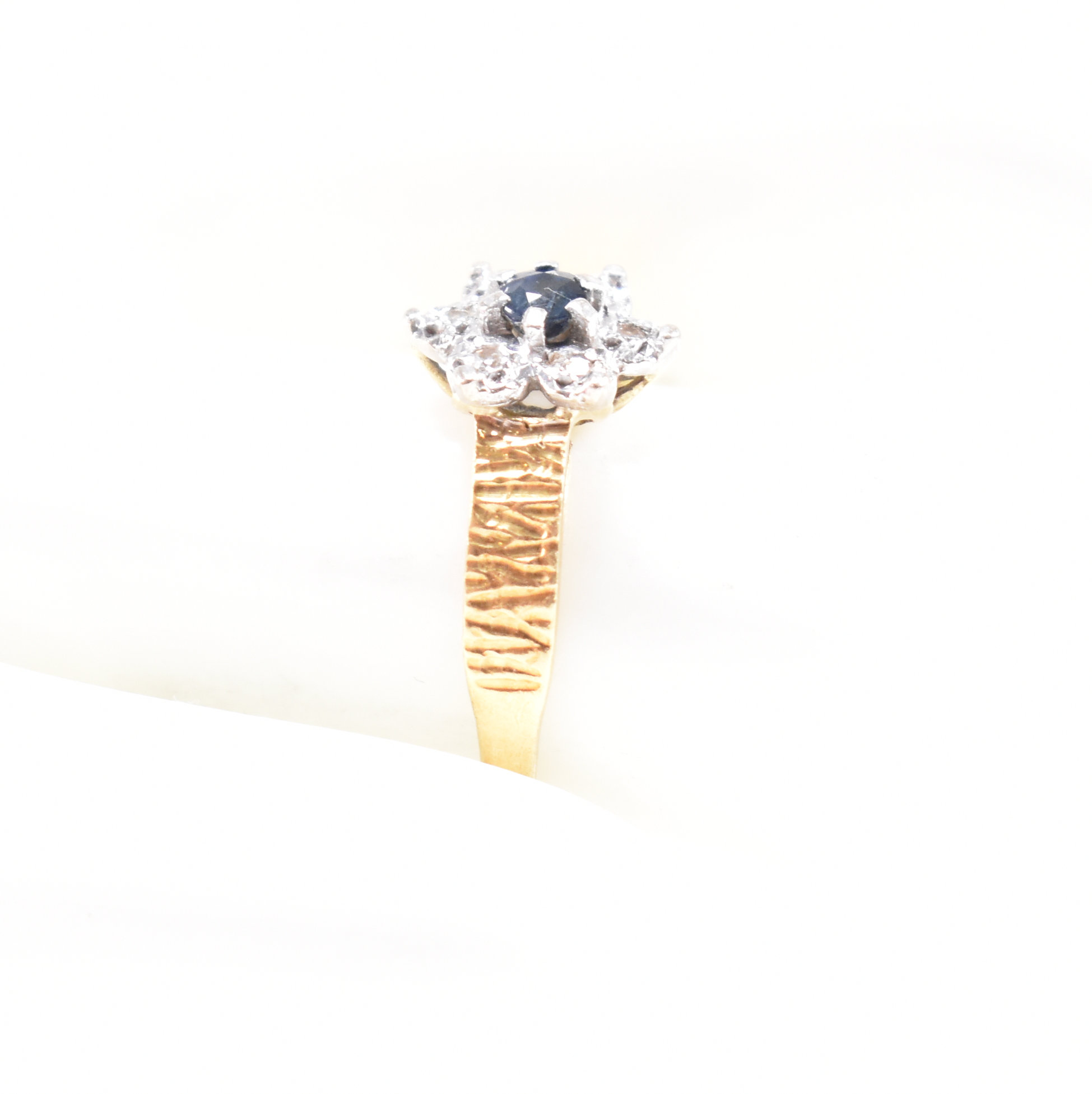 HALLMARKED 18CT GOLD SAPPHIRE CLUSTER RING - Image 8 of 9