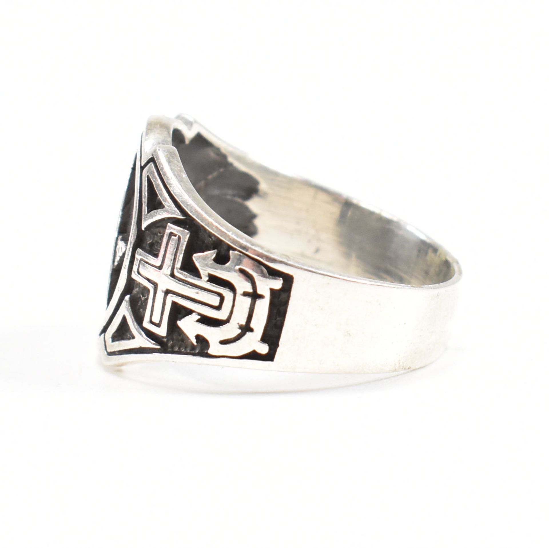 CONTEMPORARY 925 SILVER MASONIC STYLE RING - Image 4 of 7