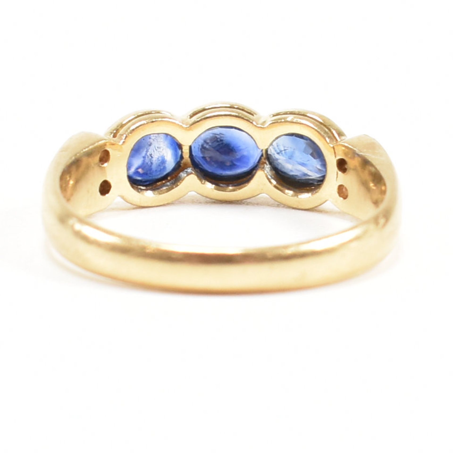 18CT GOLD SAPPHIRE & DIAMOND THREE STONE RING - Image 4 of 7