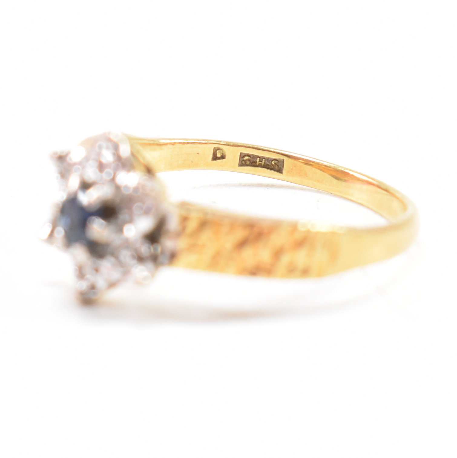 HALLMARKED 18CT GOLD SAPPHIRE CLUSTER RING - Image 6 of 9