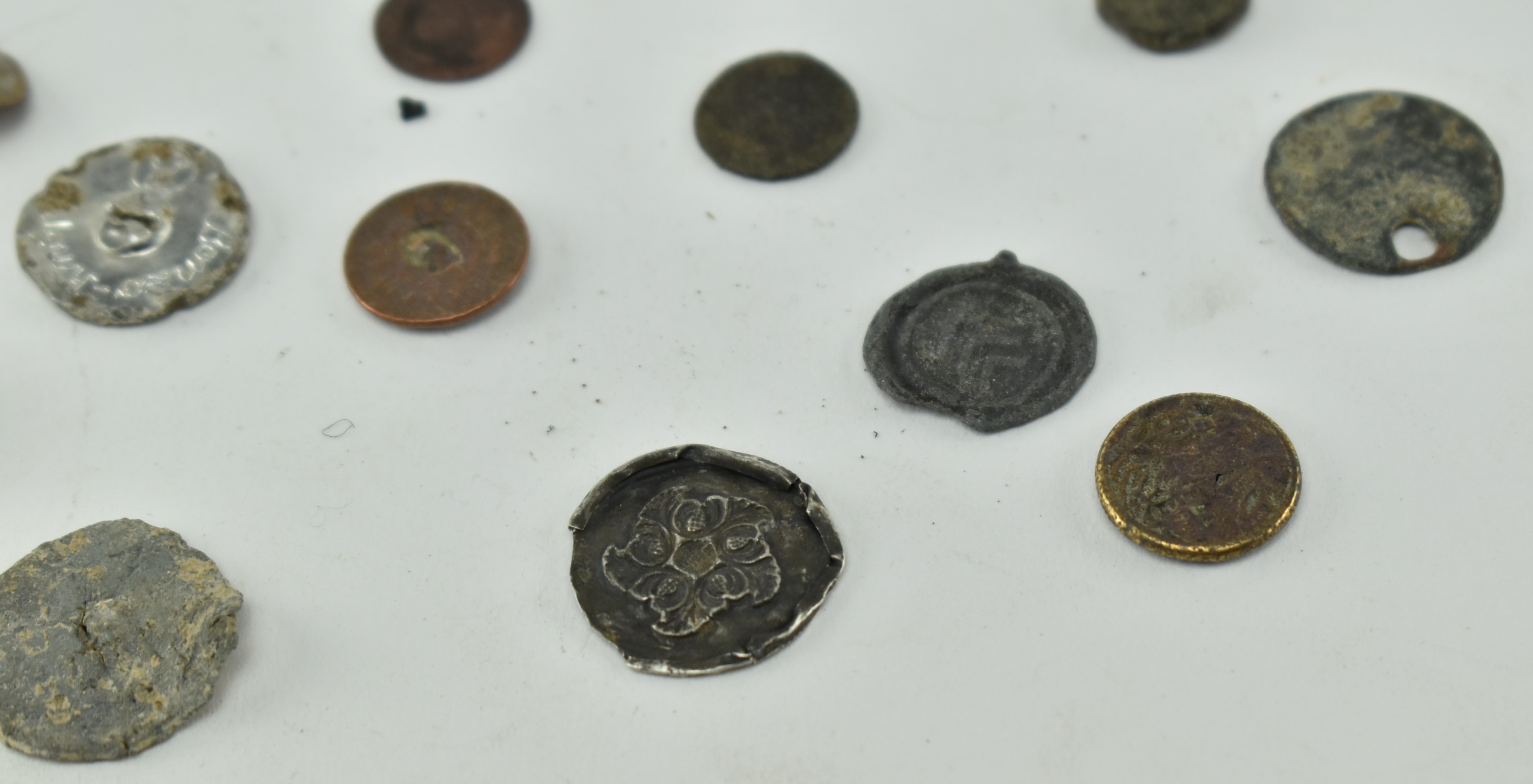 GROUP OF TWENTY PIECES OF OLD COINS / PENDANTS / TOKENS - Image 3 of 5