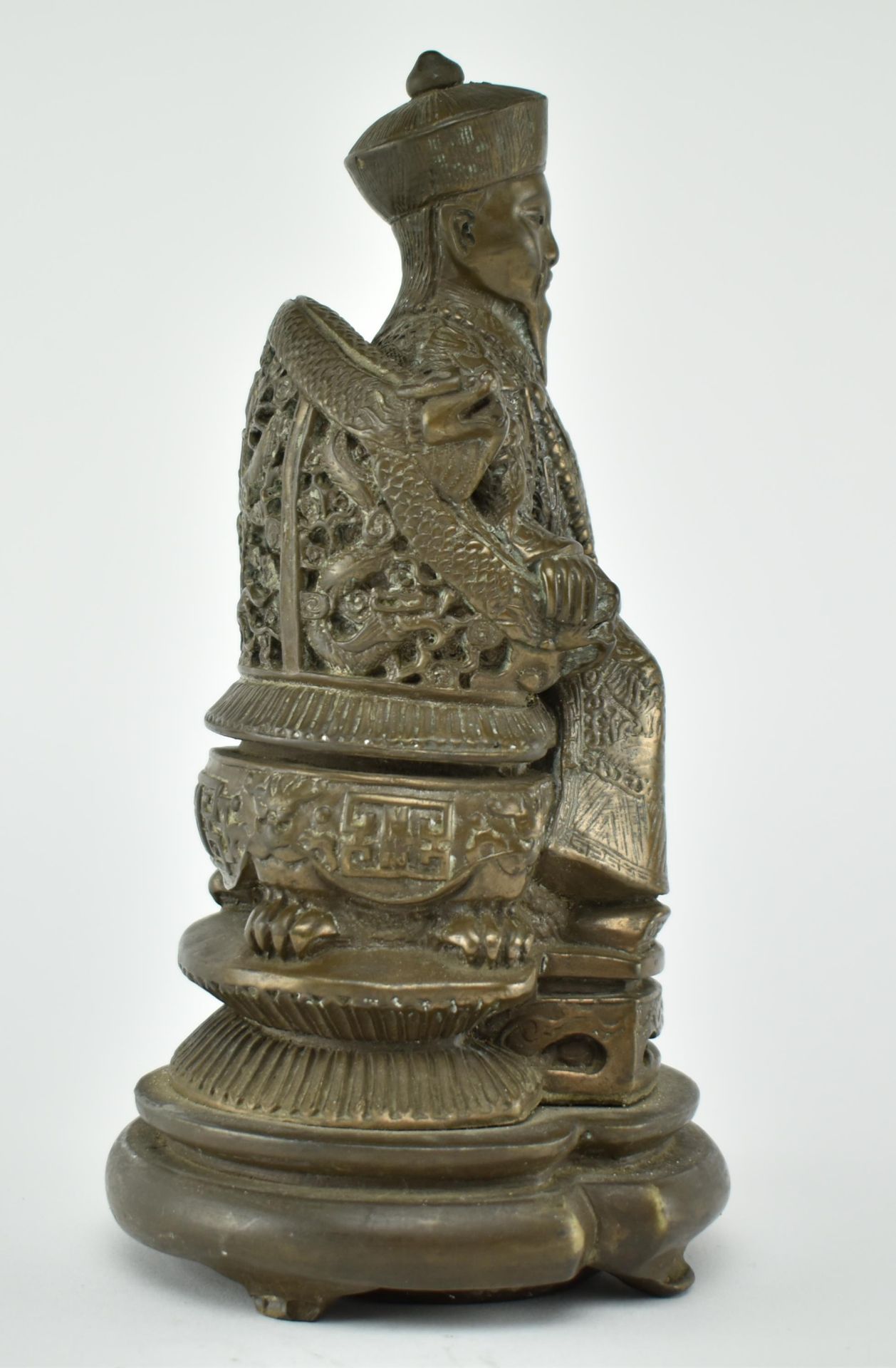 20TH CENTURY CHINESE BRONZE SCULPTURE OF AN EMPERIOR - Image 2 of 5