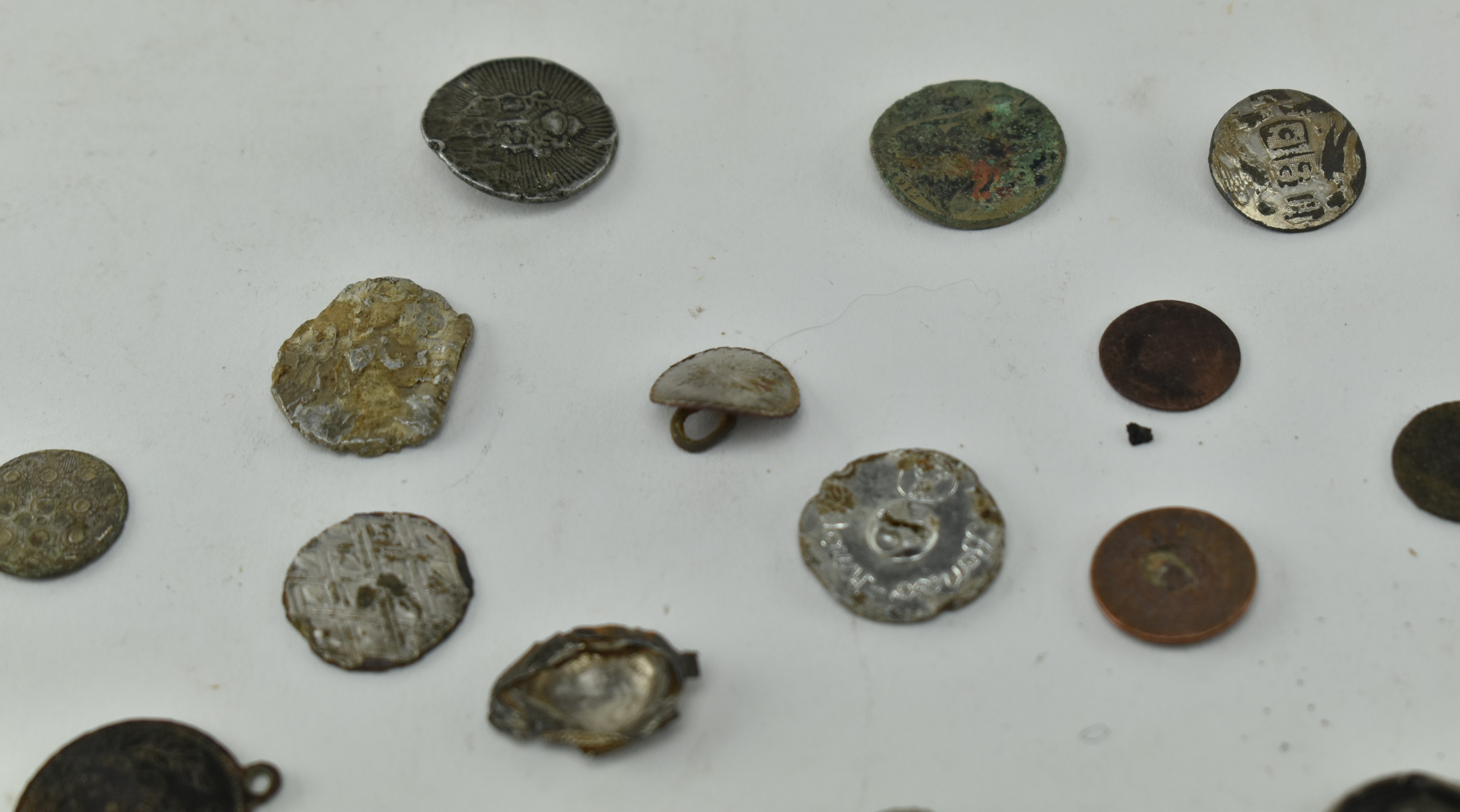 GROUP OF TWENTY PIECES OF OLD COINS / PENDANTS / TOKENS - Image 5 of 5