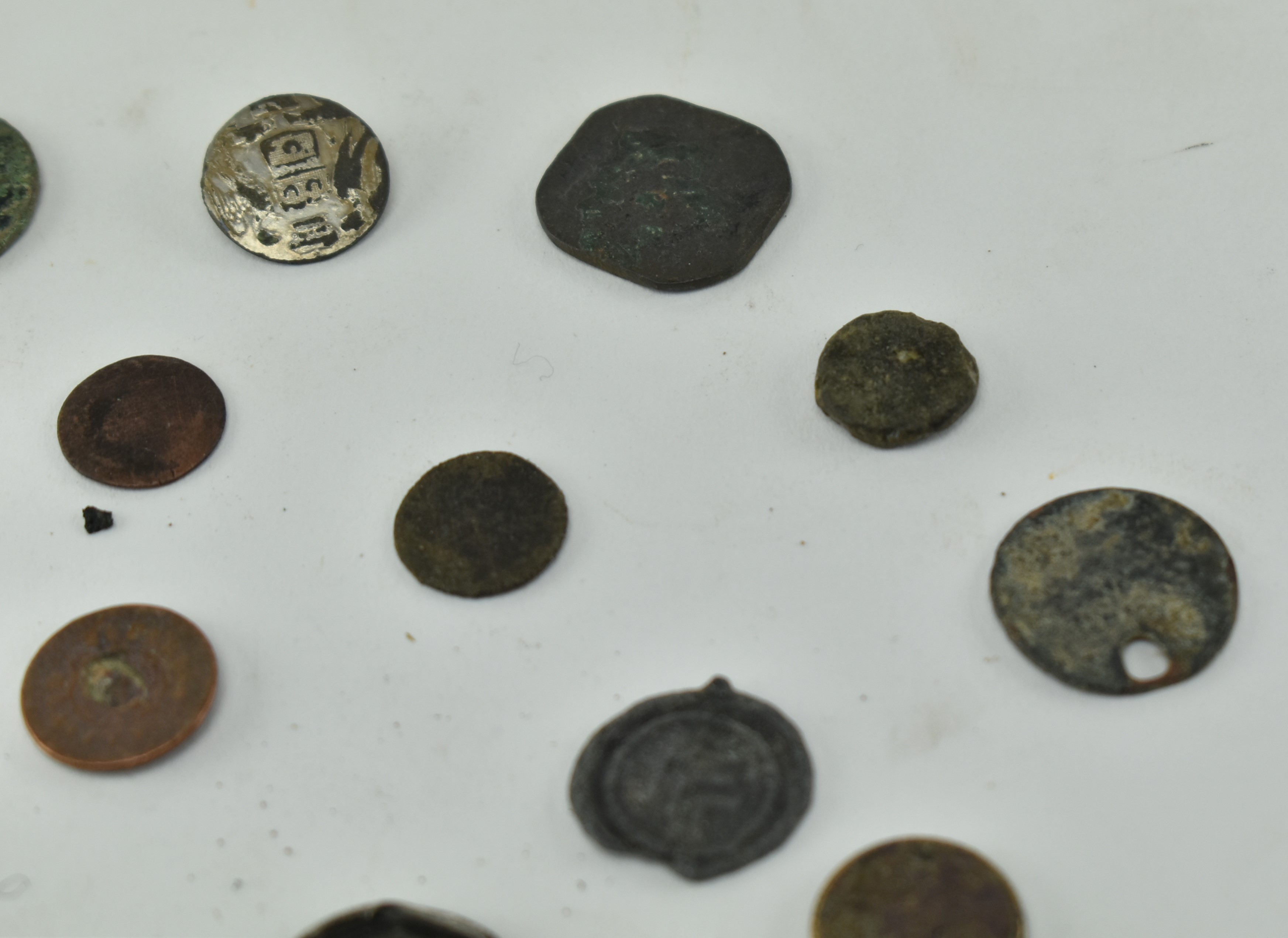 GROUP OF TWENTY PIECES OF OLD COINS / PENDANTS / TOKENS - Image 2 of 5