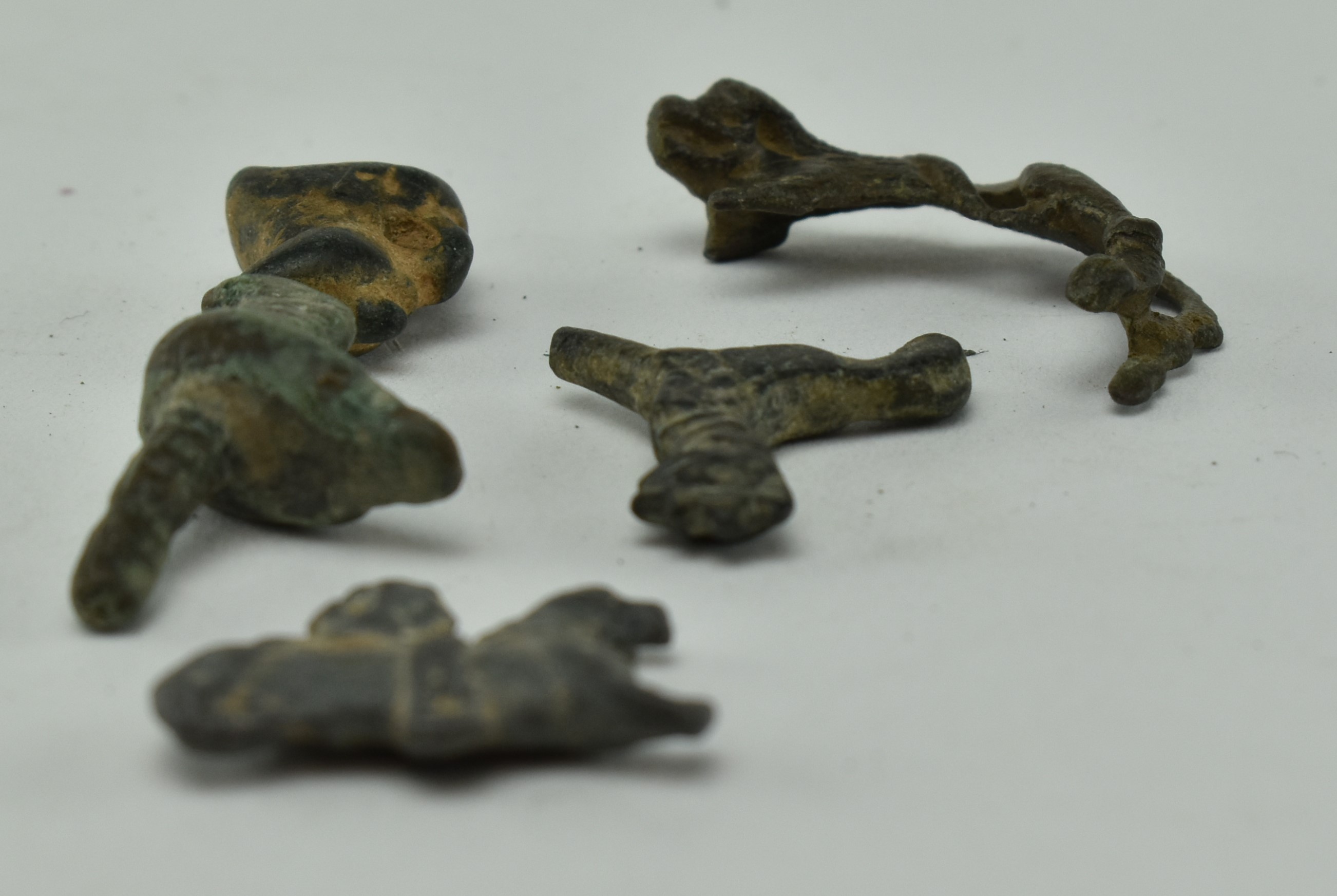 FIVE PIECES OF ANCIENT ROMAN BRONZE ANIMAL BROOCHES - Image 2 of 2