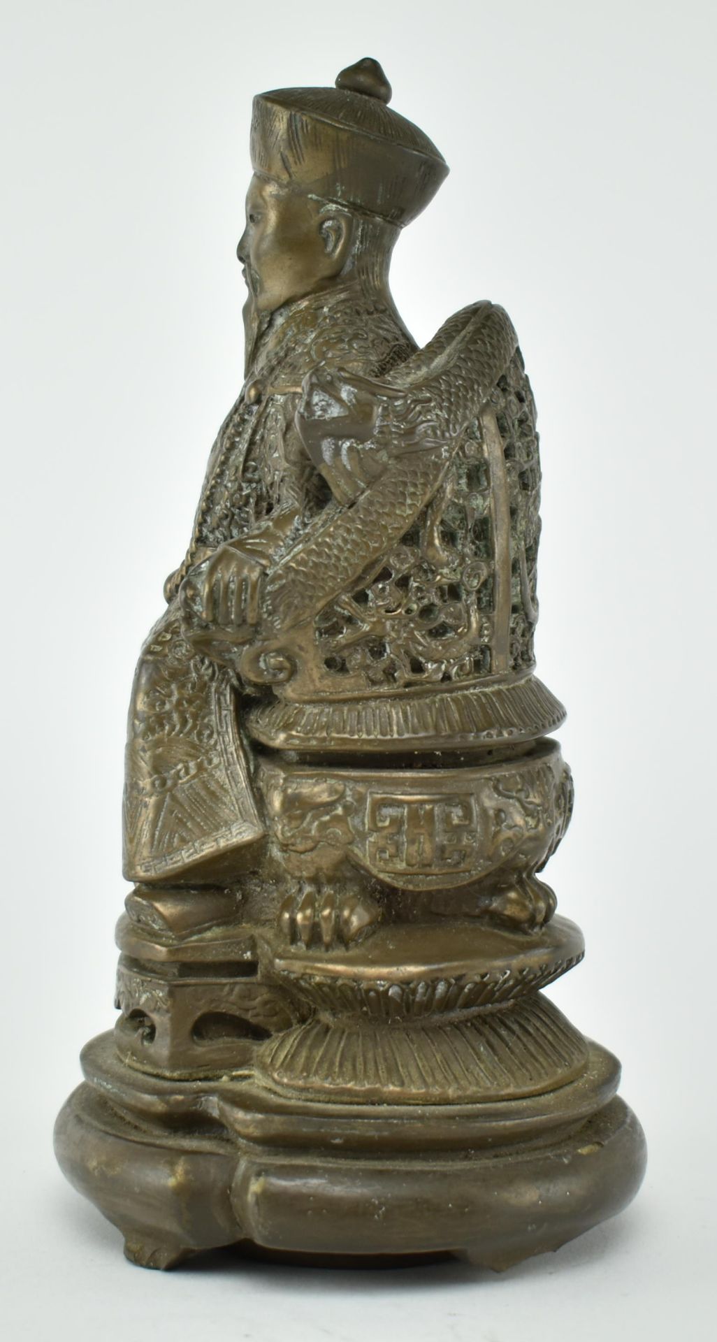 20TH CENTURY CHINESE BRONZE SCULPTURE OF AN EMPERIOR - Image 4 of 5