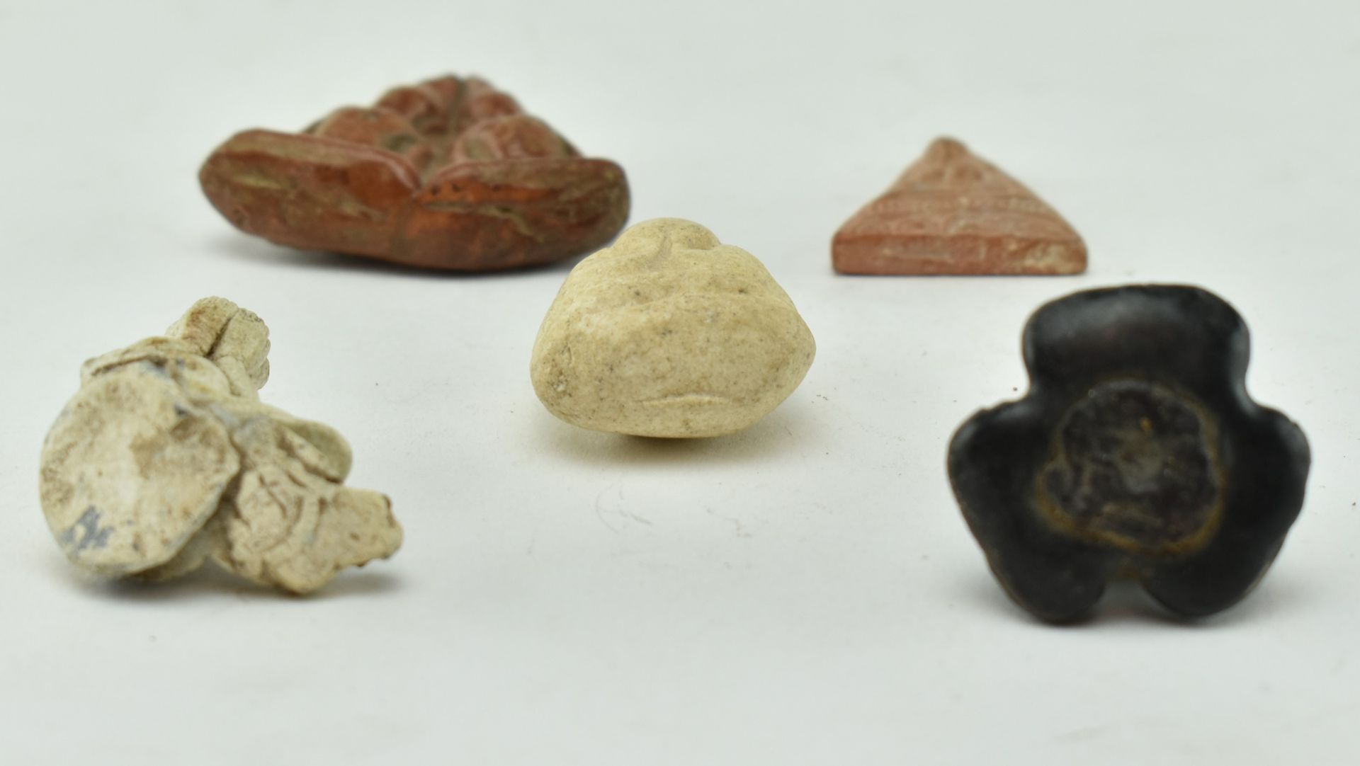 FIVE THAI ORIENTAL STONE HAND CARVED CHARMS / PENDANTS - Image 2 of 2