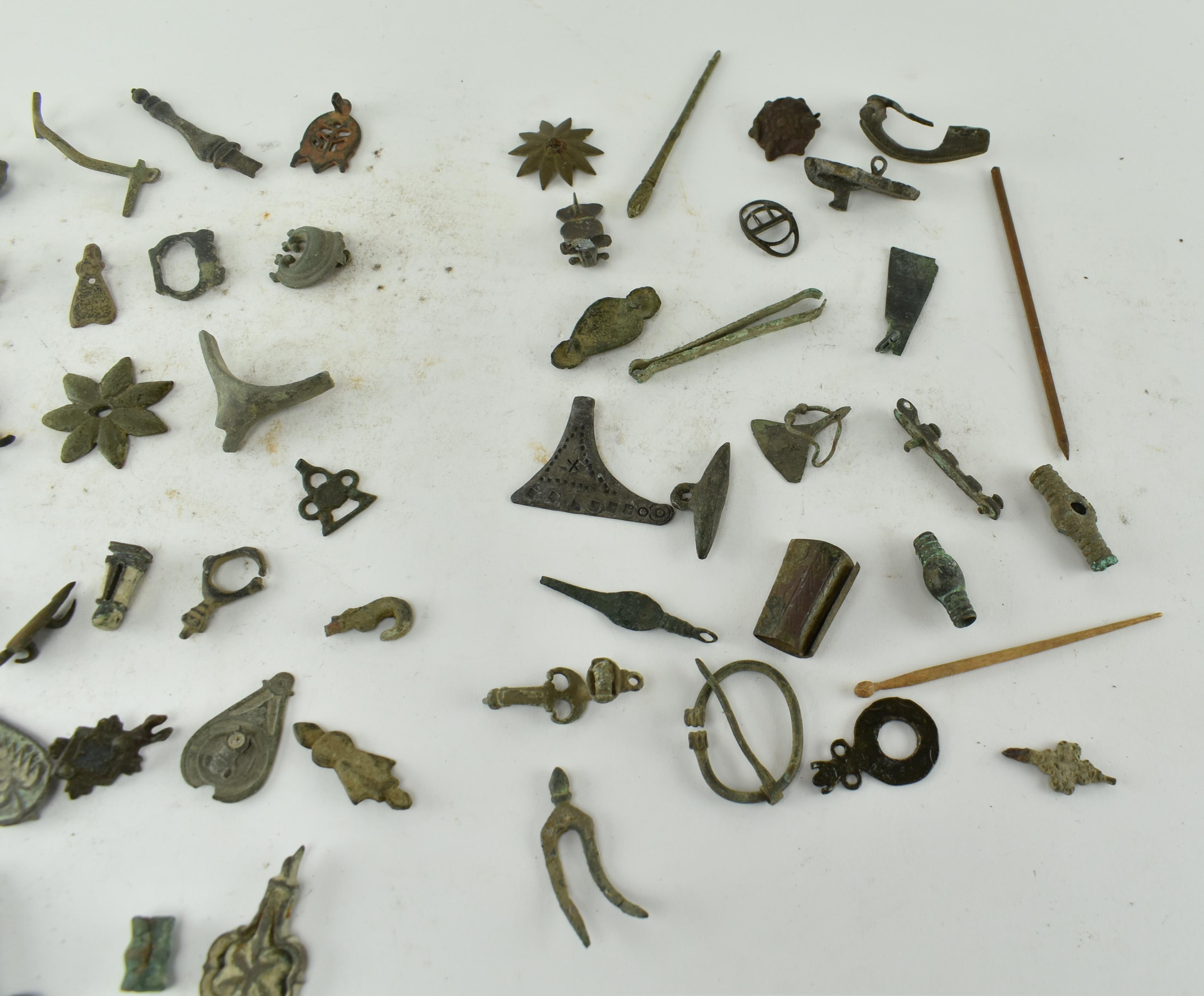 ANCIENT ROMAN / MEDIEVAL BRONZE / COPPER / SOAPSTONE PIECES - Image 4 of 4