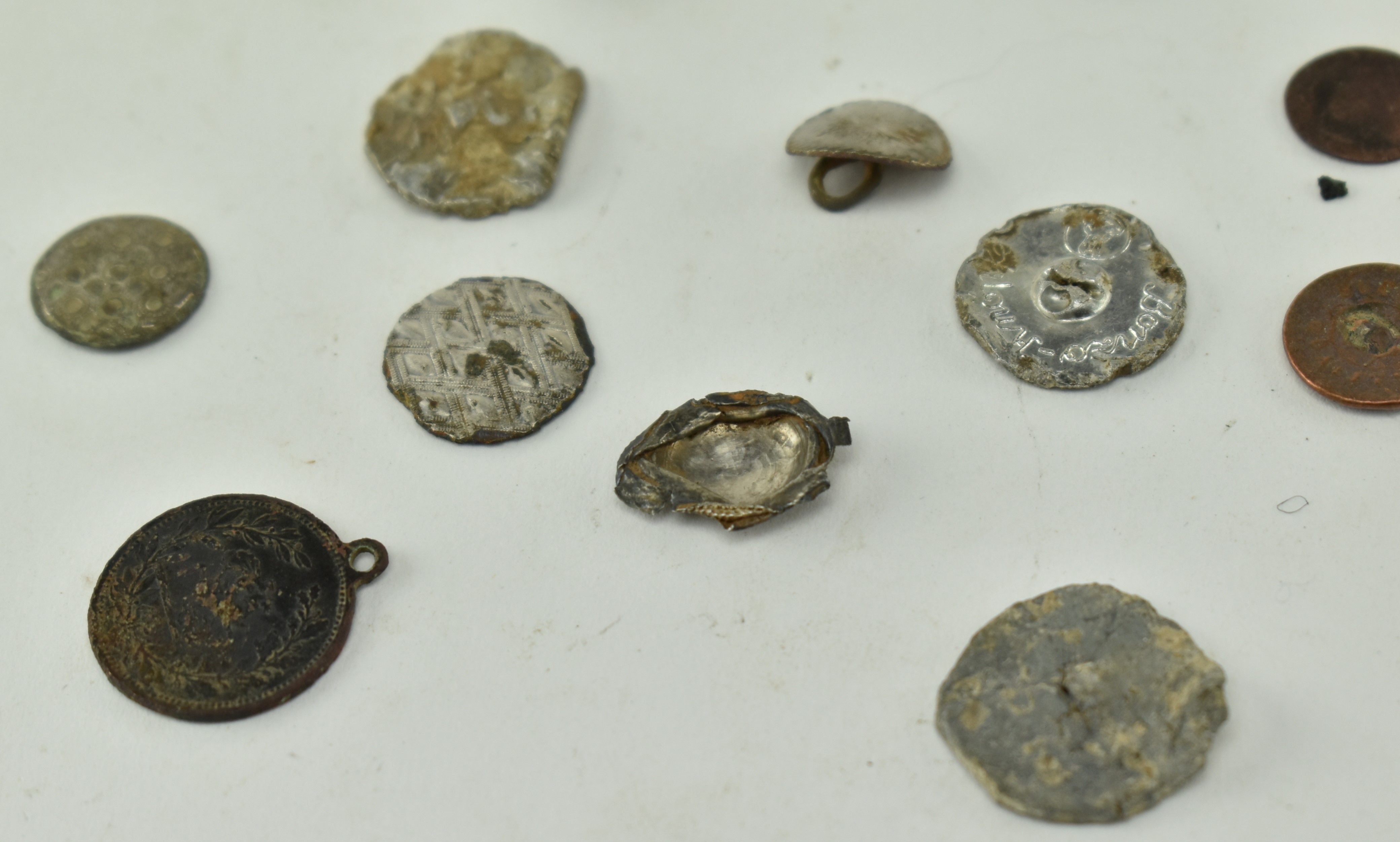 GROUP OF TWENTY PIECES OF OLD COINS / PENDANTS / TOKENS - Image 4 of 5