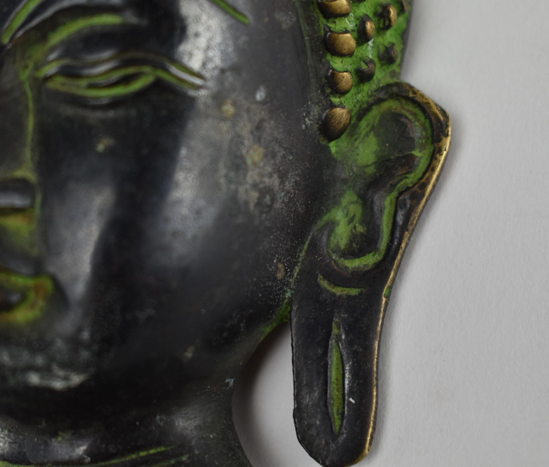 HEAVY BRONZE HEAD OF A BUDDHA WALL PLAQUE - Image 4 of 6