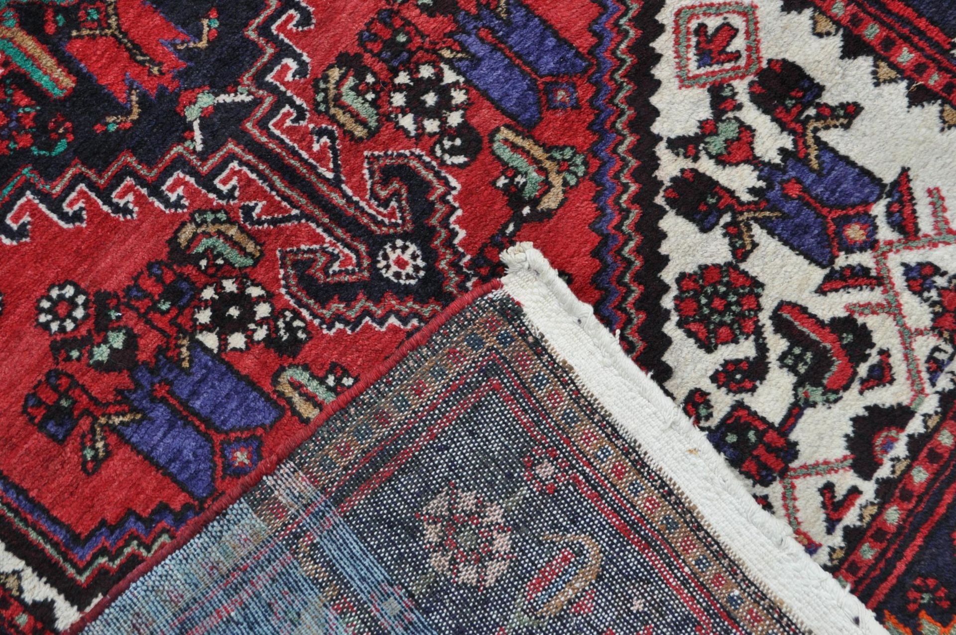 20TH CENTURY PERSIAN ISLAMIC HAMEDAN RUG - Image 4 of 5