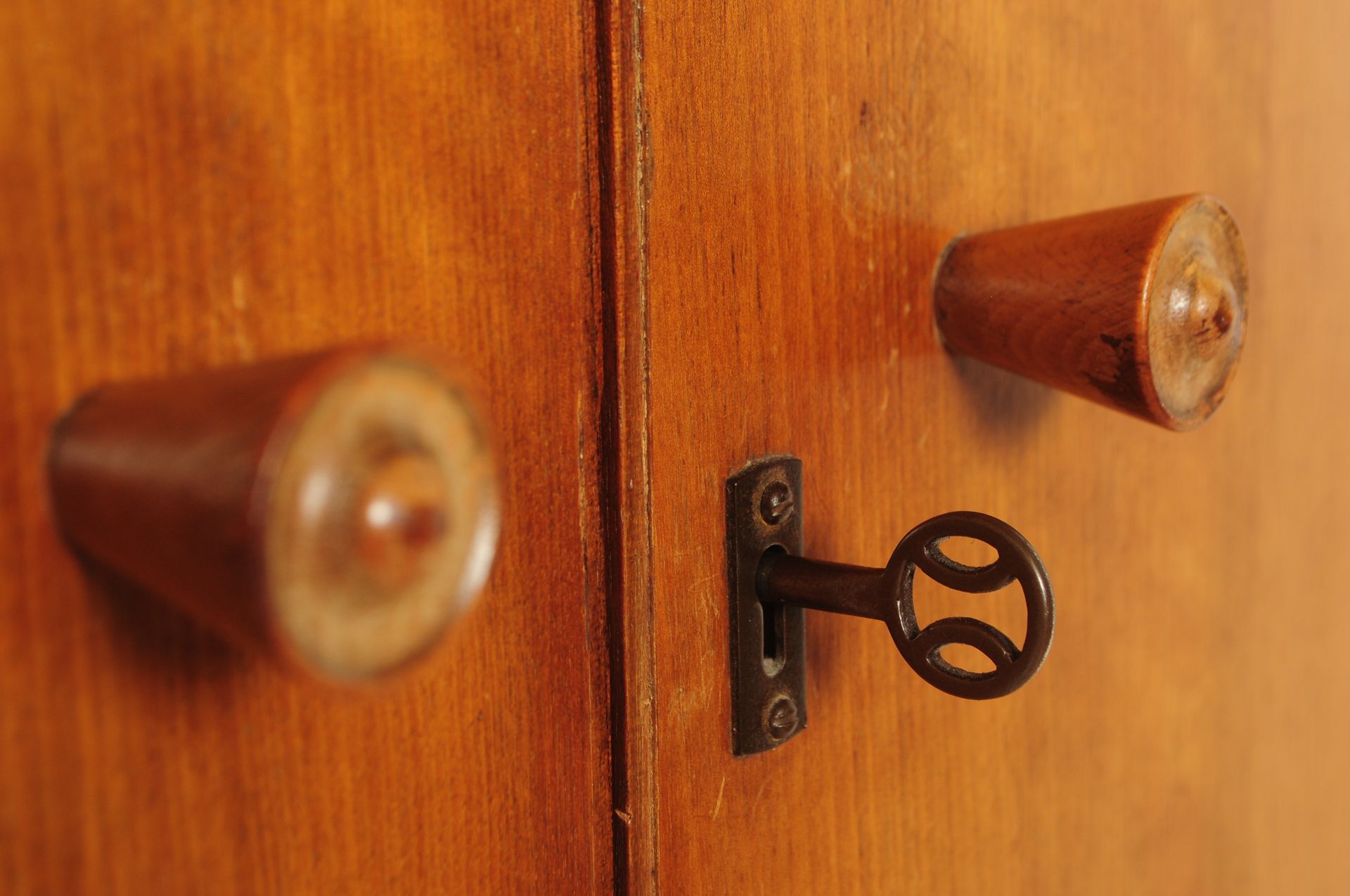 MID 20TH CENTURY WALNUT ALFRED COX WARDROBE - Image 3 of 7