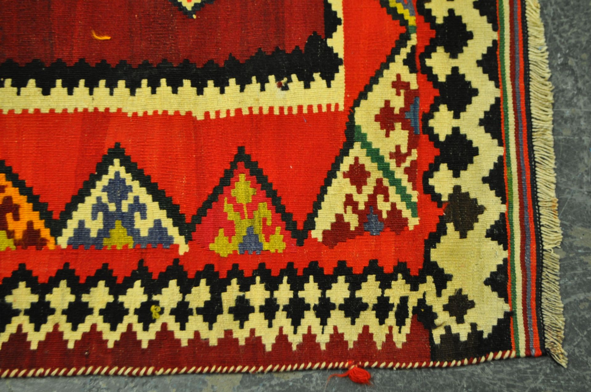 SOUTH WEST PERSIAN QASHGAI KILIM RUG - Image 3 of 4