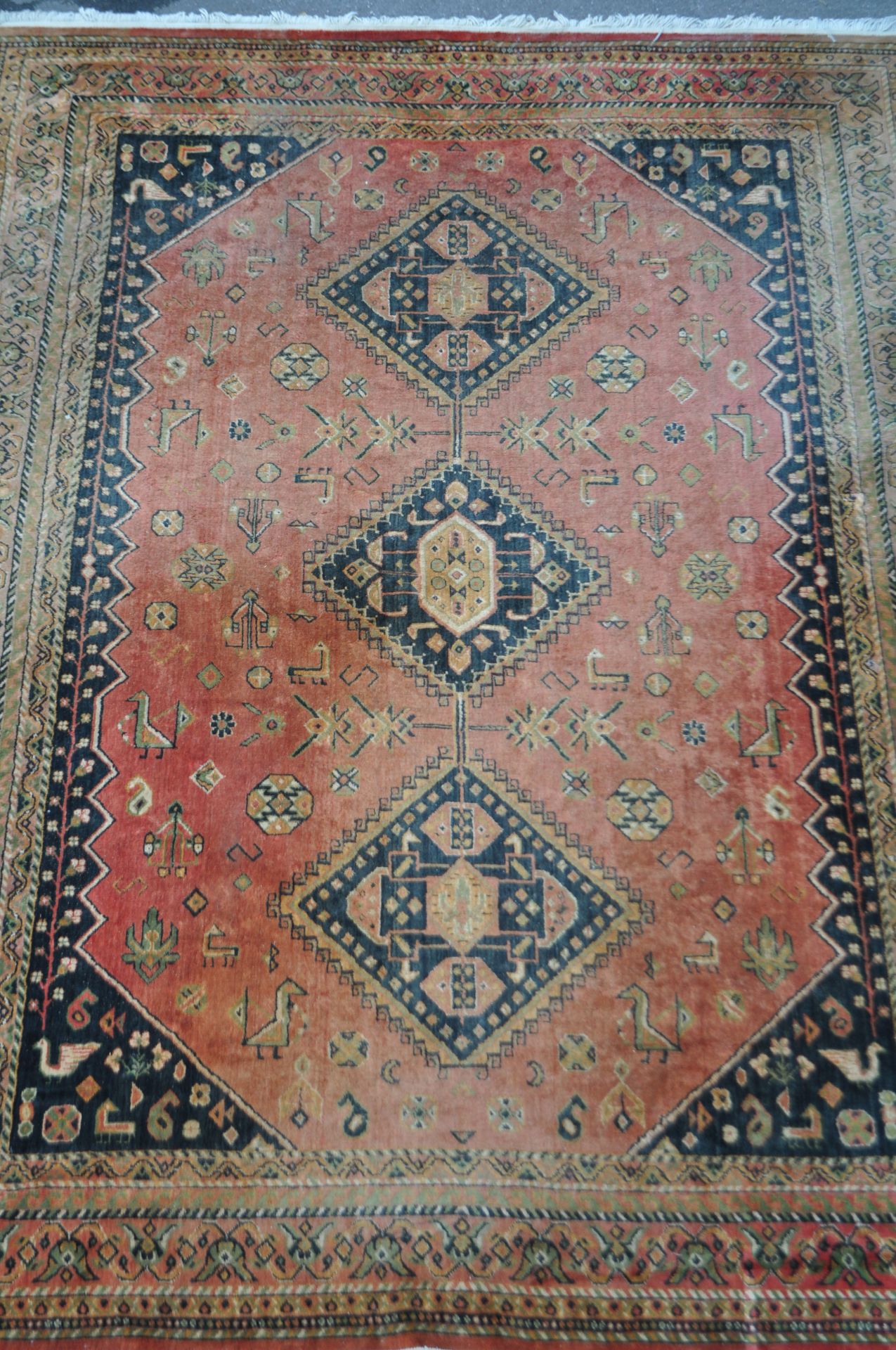 VINTAGE MID 20TH CENTURY PERSIAN ISLAMIC GHASHGHAI RUG - Image 2 of 5