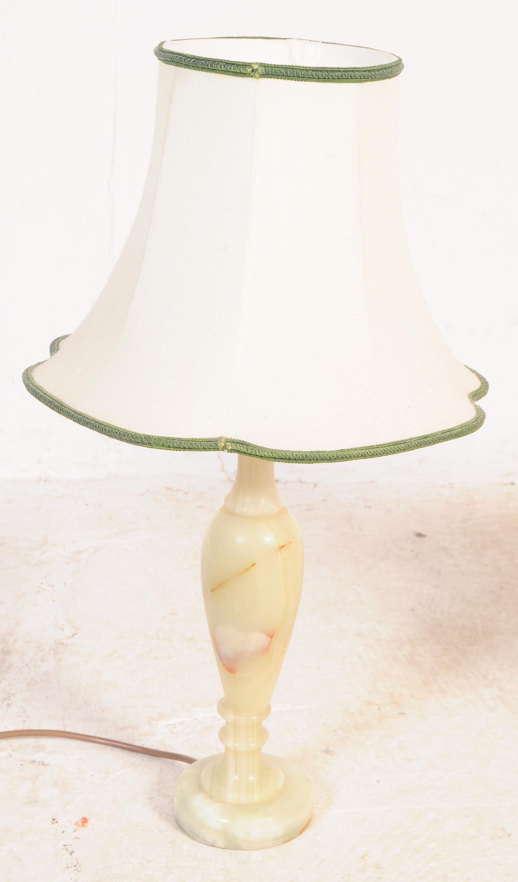 SET OF FOUR MID 20TH CENTURY ONYX TABLE LAMPS - Image 2 of 4