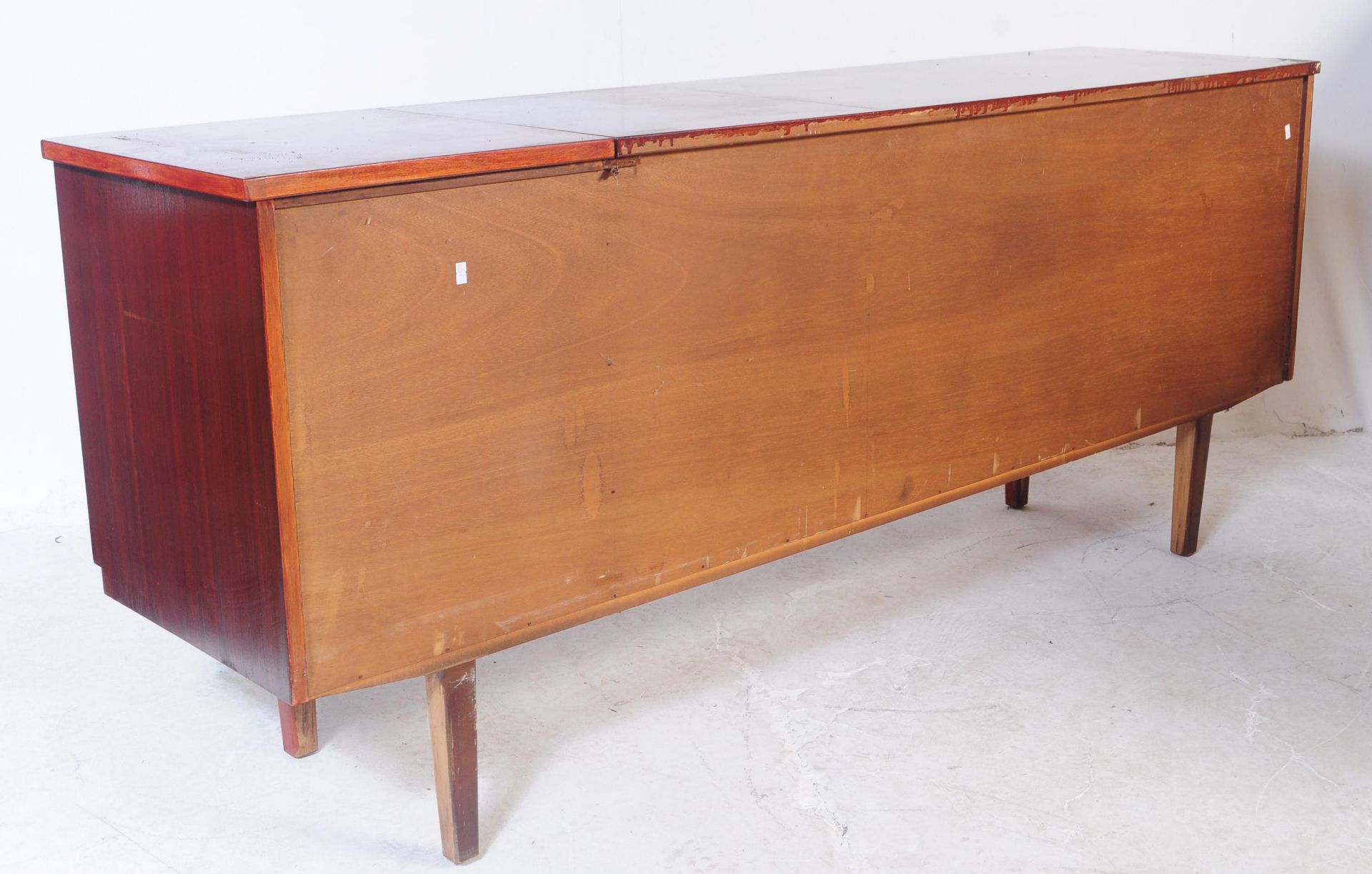 1960S MAHOGANY SIDEBOARD WITH MIRRORED WALL DRINKS CABINET - Bild 5 aus 7