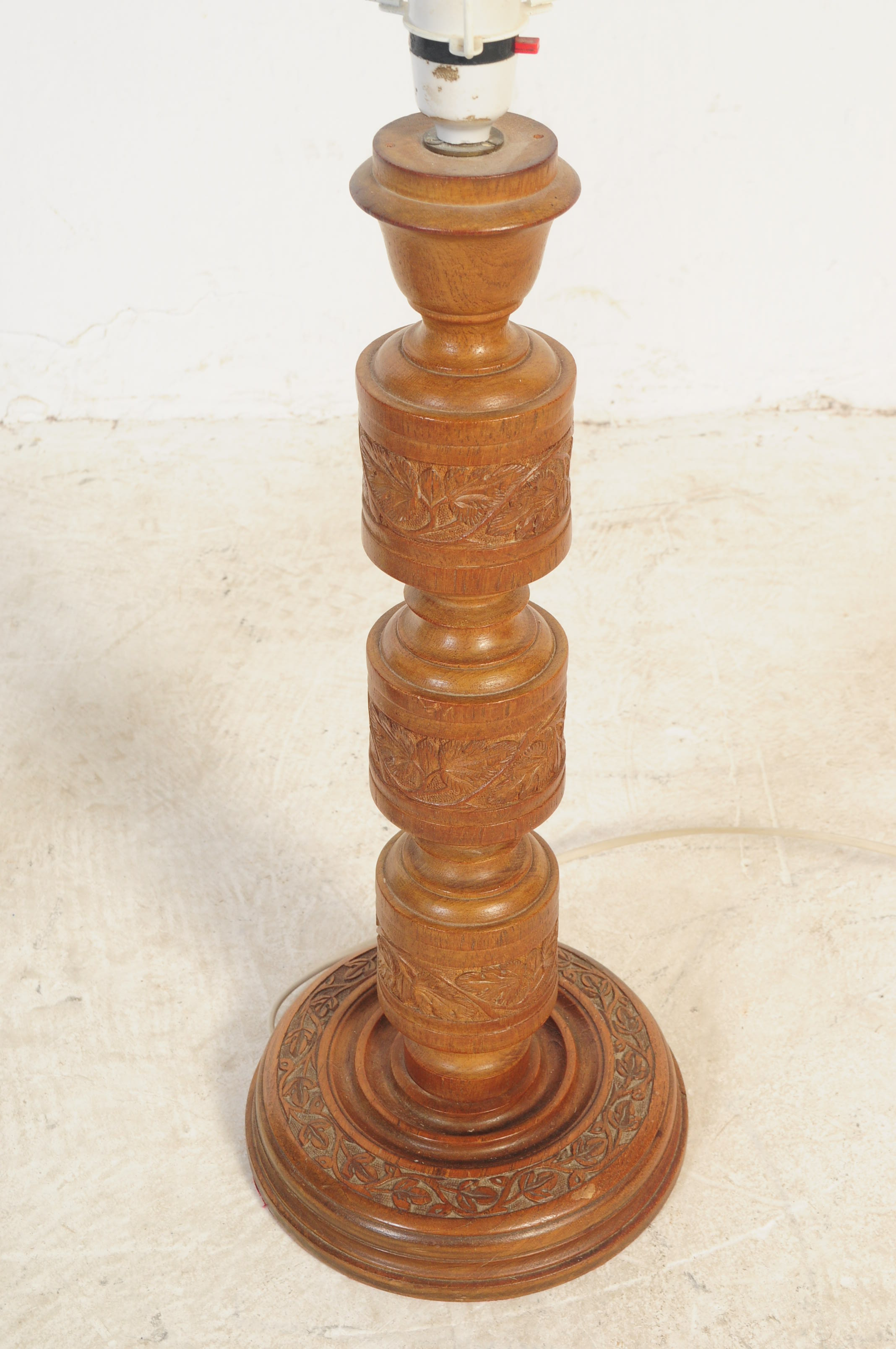 PAIR OF LARGE 20TH CENTURY WOODEN CARVED TABLE LAMPS - Image 4 of 5