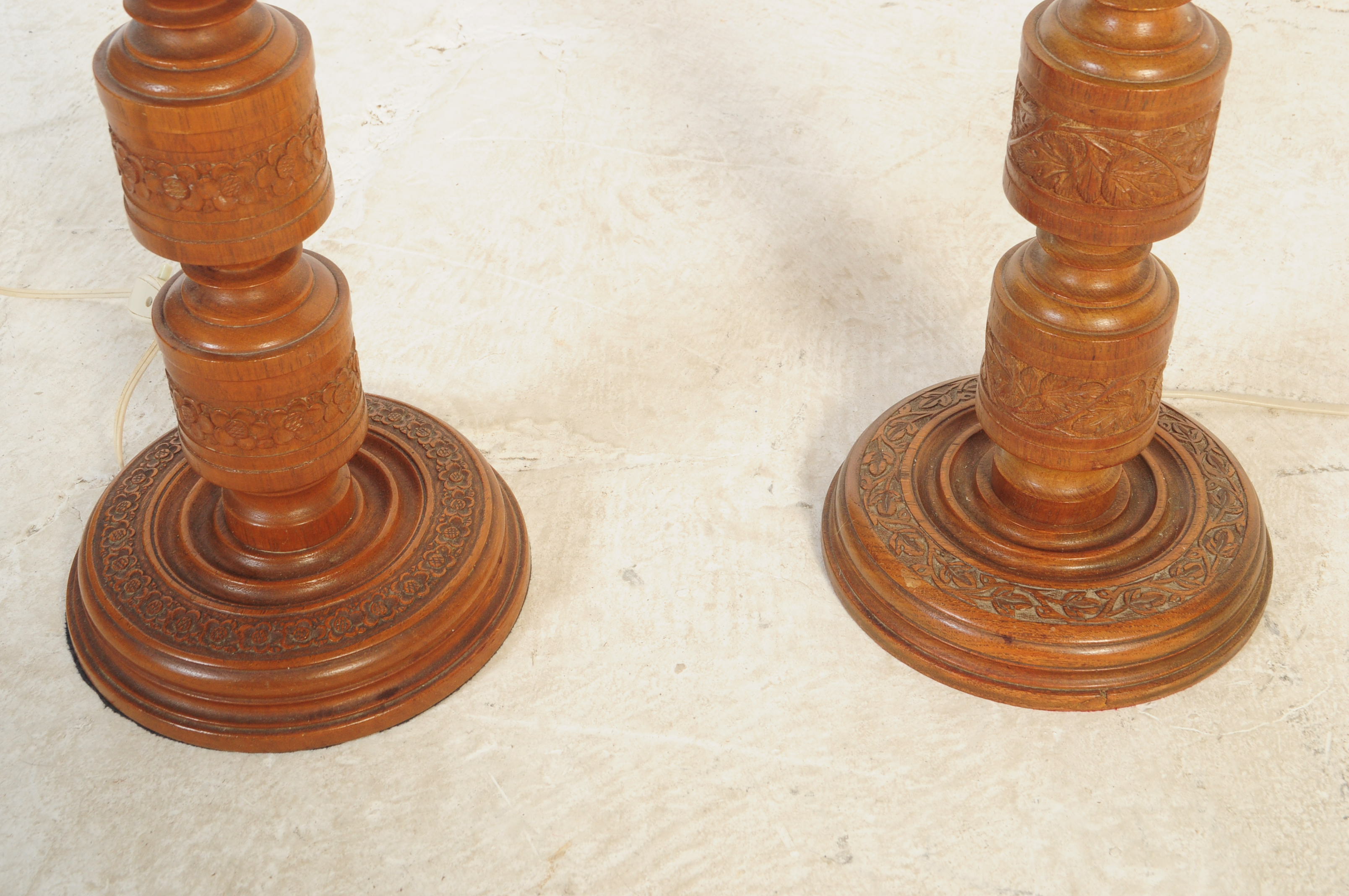 PAIR OF LARGE 20TH CENTURY WOODEN CARVED TABLE LAMPS - Image 3 of 5