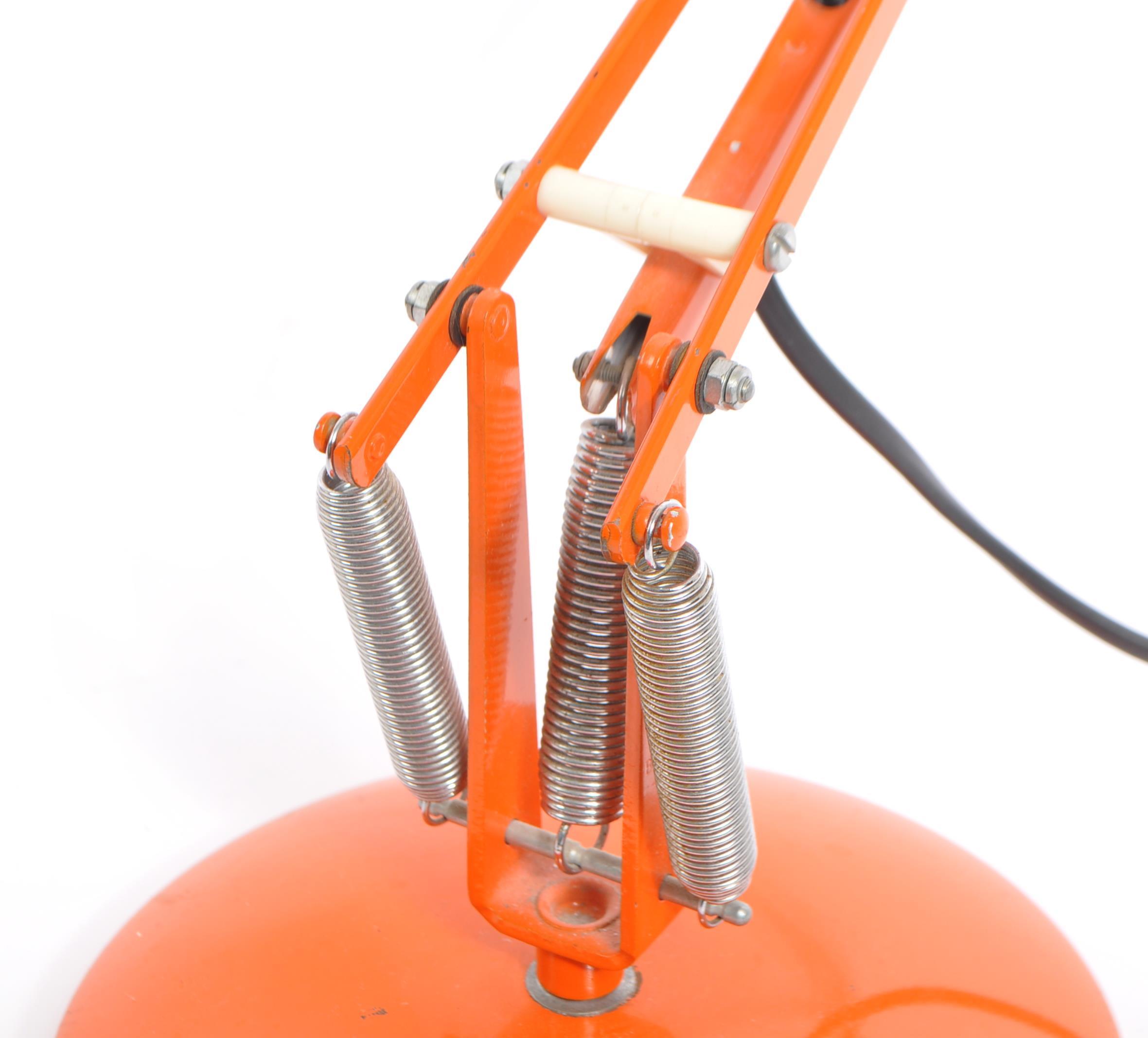 20TH CENTURY ANGLEPOISE MODEL 90 ORANGE TABLE LAMP - Image 3 of 3