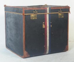 EARLY 20TH CENTURY TRAVEL CASE TRUNK - LOUIS VUITTON STYLE
