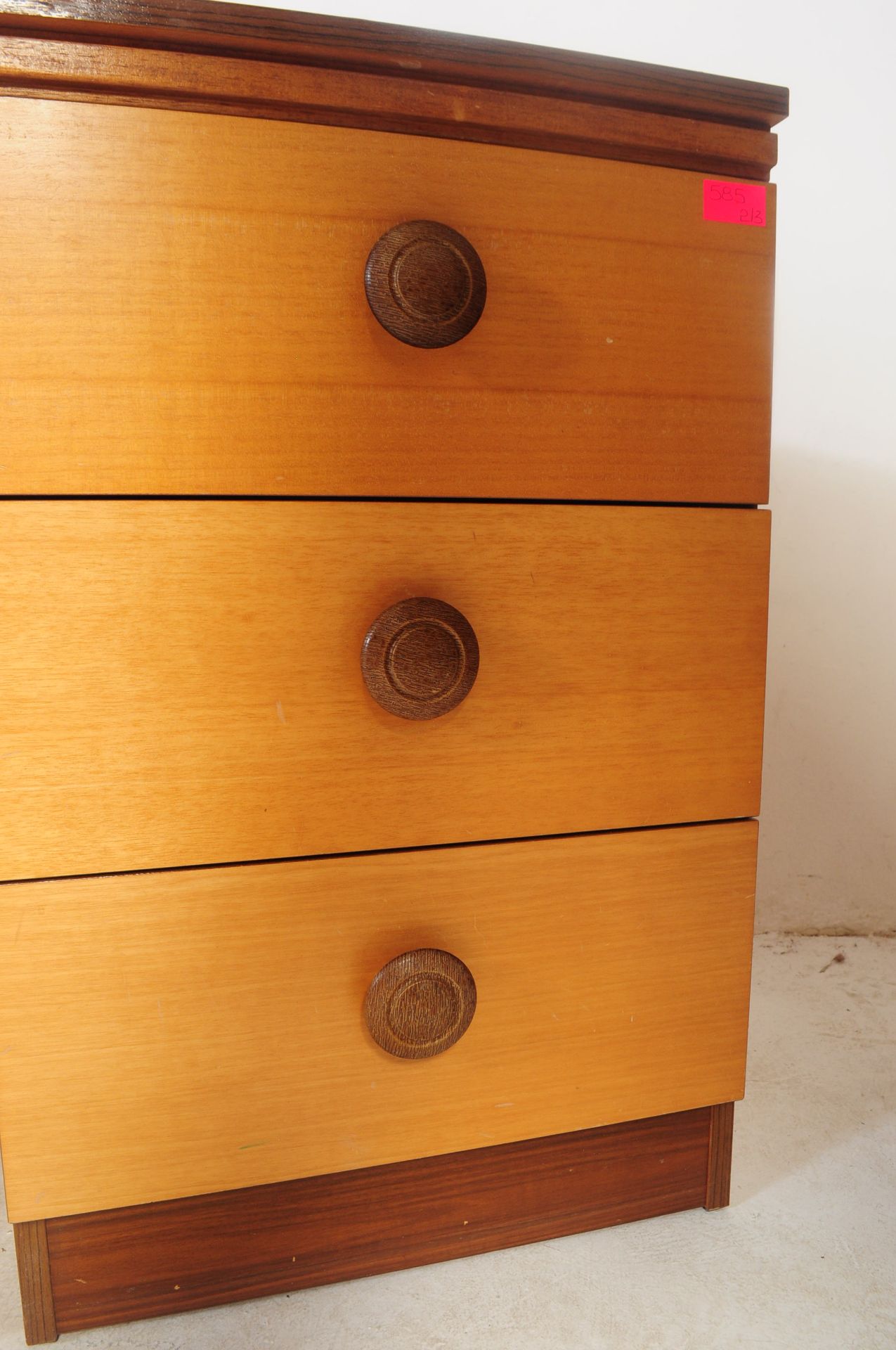 1980S FAUX TEAK WOOD DRESSING TABLE & BEDSIDE CABINETS - Image 4 of 11