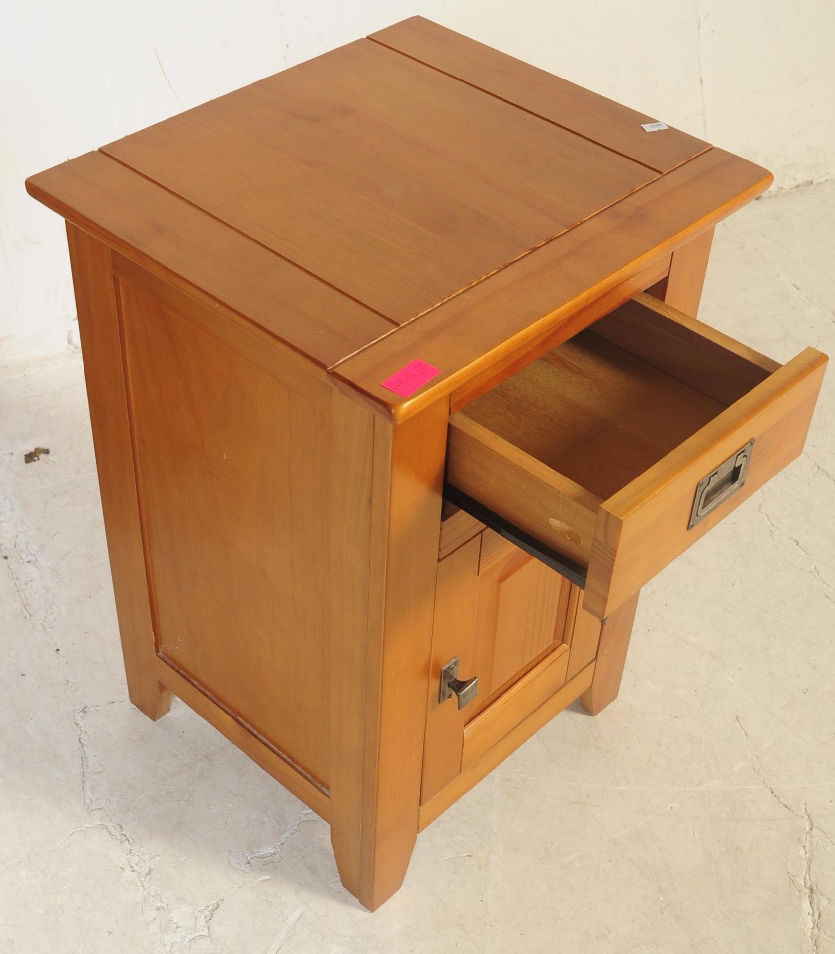 PAIR OF CONTEMPORARY OAK BEDSIDE CABINETS - Bild 4 aus 5