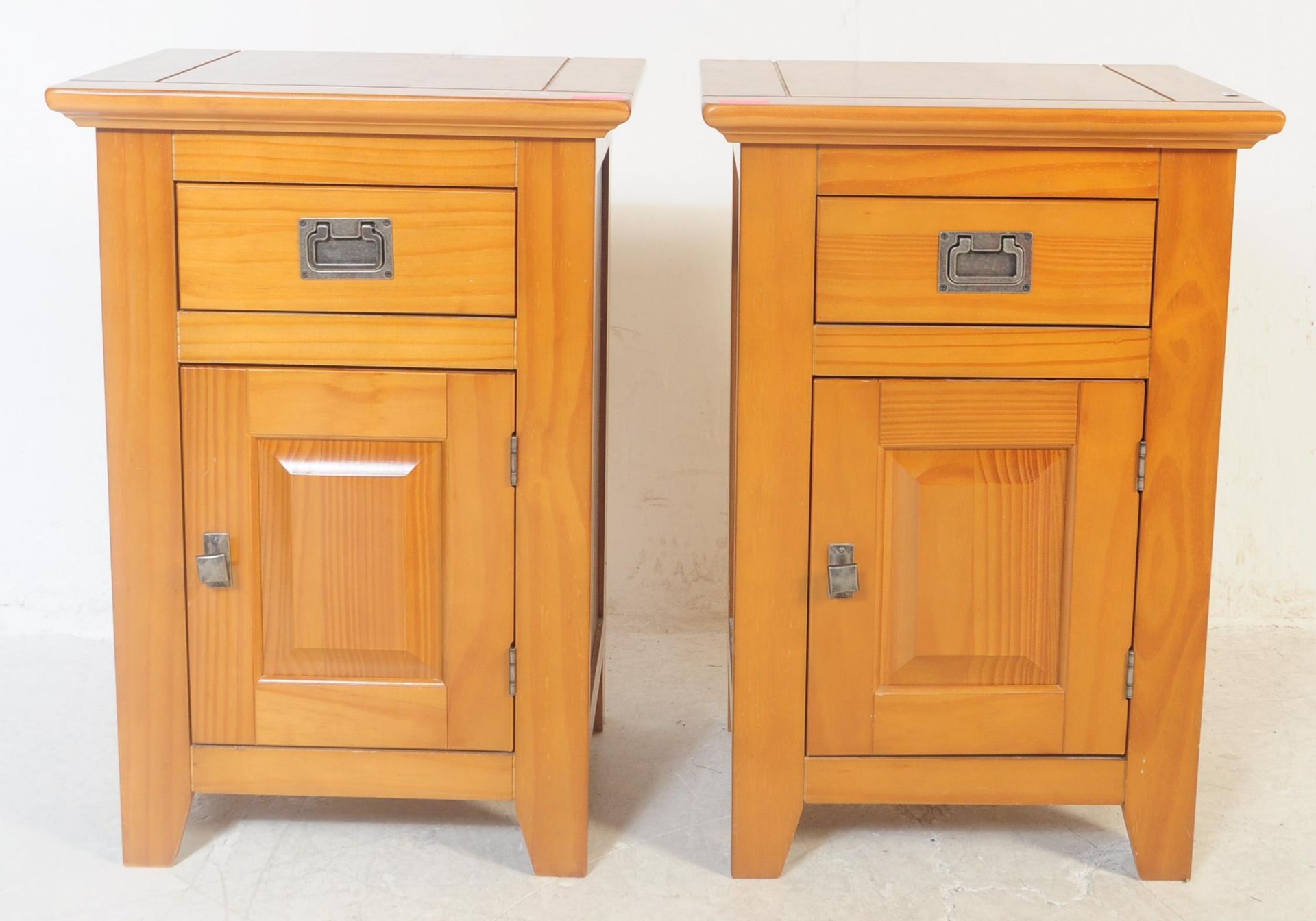 PAIR OF CONTEMPORARY OAK BEDSIDE CABINETS - Bild 2 aus 5