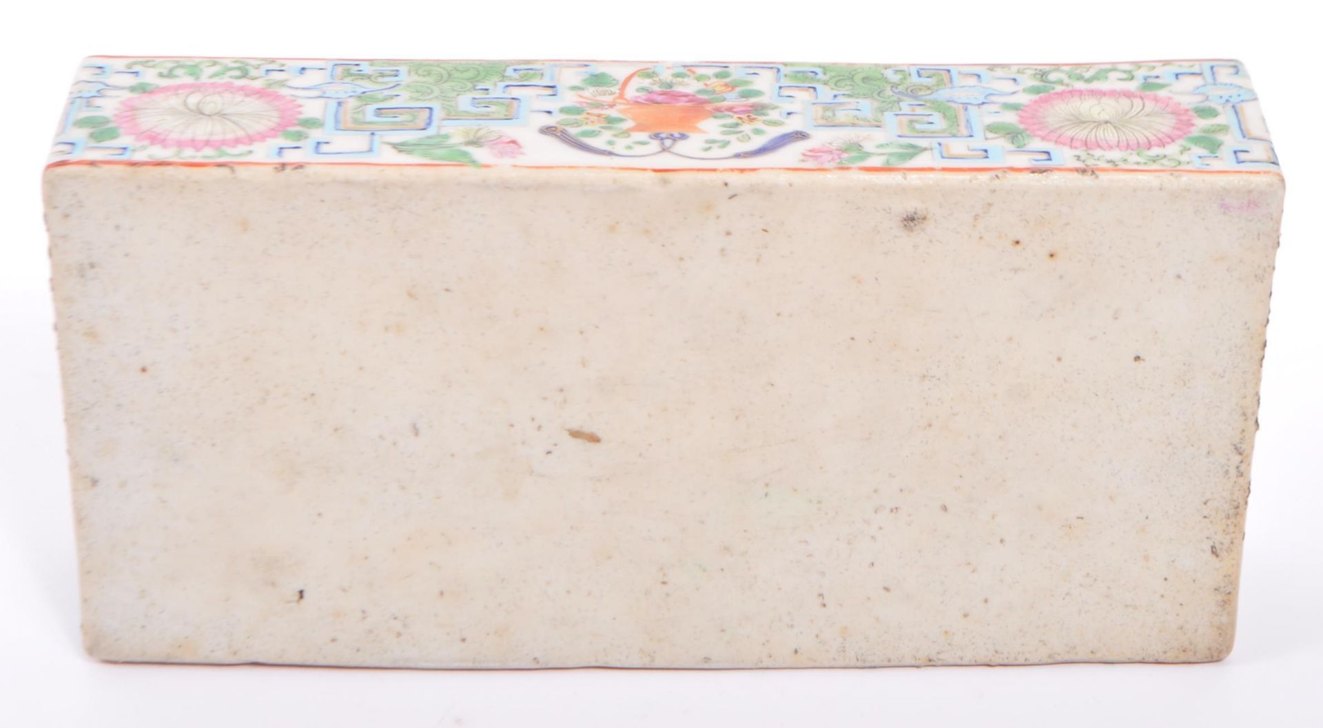 EARLY 20TH CENTURY CANTONESE LIDDED PORCELAIN PEN BOX - Image 4 of 5