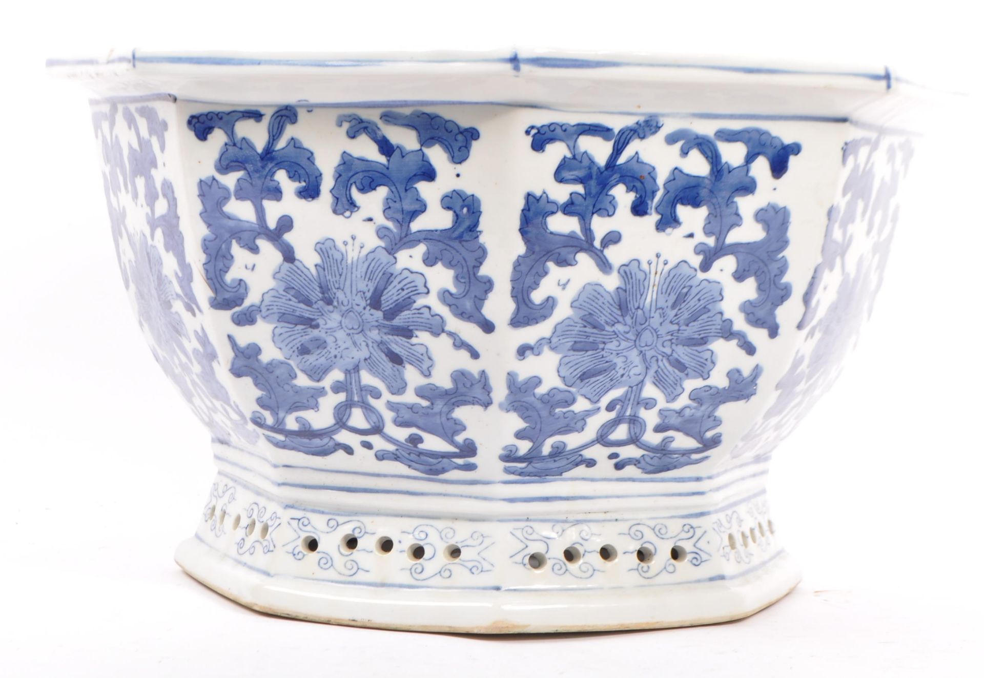 19TH CENTURY CHINESE BLUE AND WHITE PLANTER JARDINIERE