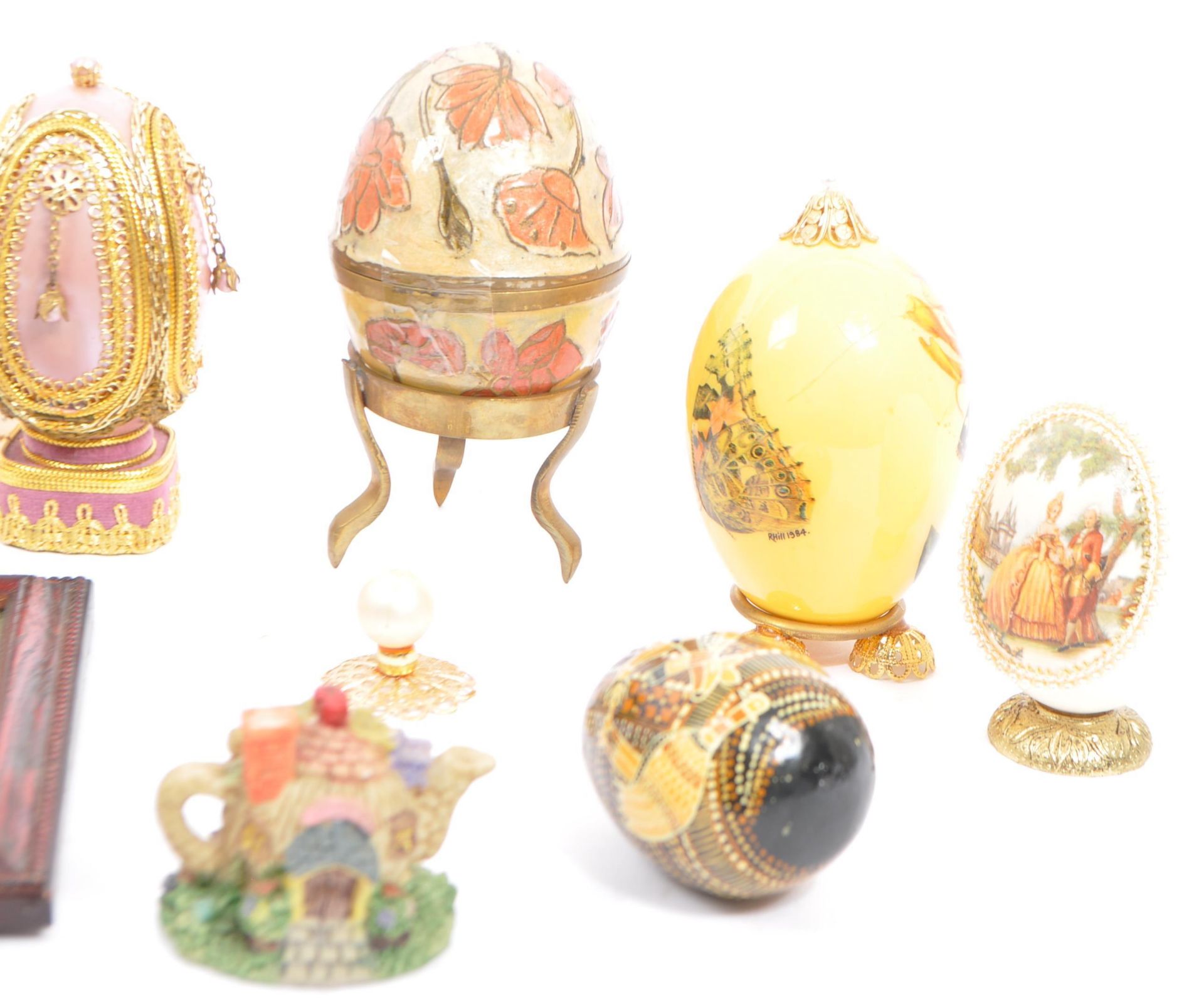 COLLECTION OF TWELVE VINTAGE 20TH CENTURY DECORATIVE EGGS - Image 4 of 8