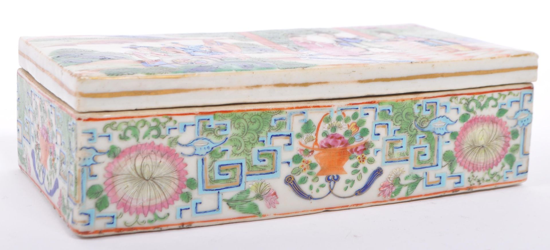 EARLY 20TH CENTURY CANTONESE LIDDED PORCELAIN PEN BOX