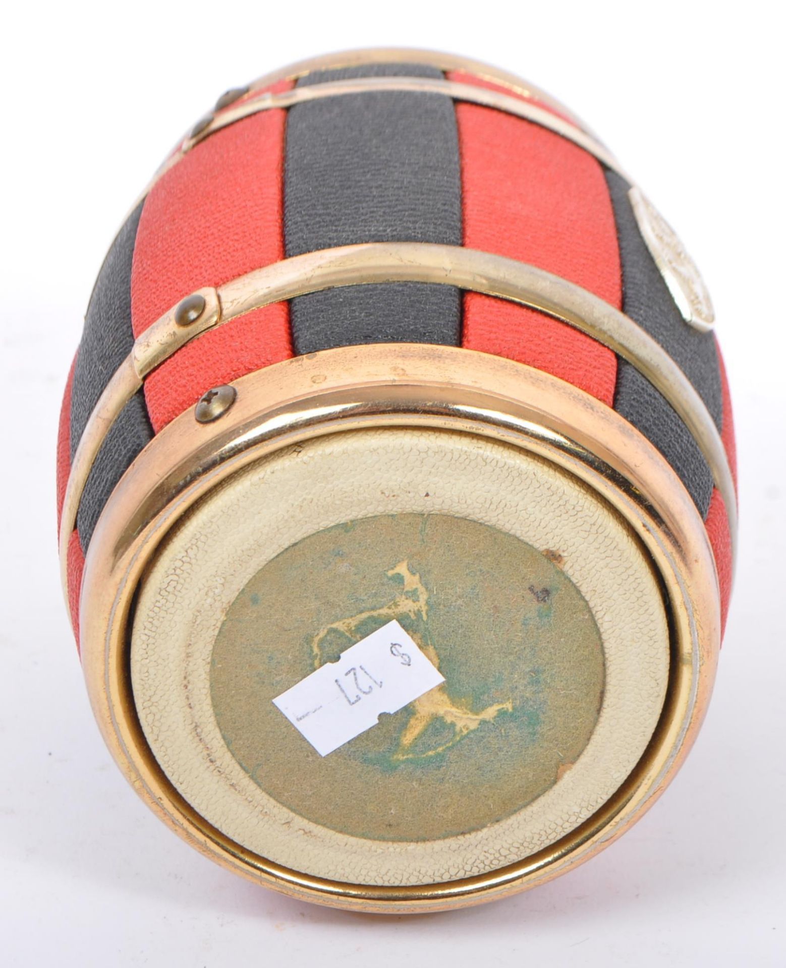 1950S MID CENTURY NOVELTY BEER BARREL CIGARETTE DISPENSER - Image 4 of 4