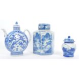COLLECTION OF PORCELAIN CHINESE BLUE & WHITE ITEMS