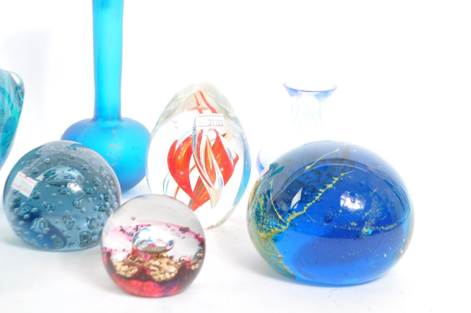 LARGE COLLECTION OF STUDIO ART GLASS & PAPERWEIGHTS - Image 3 of 4