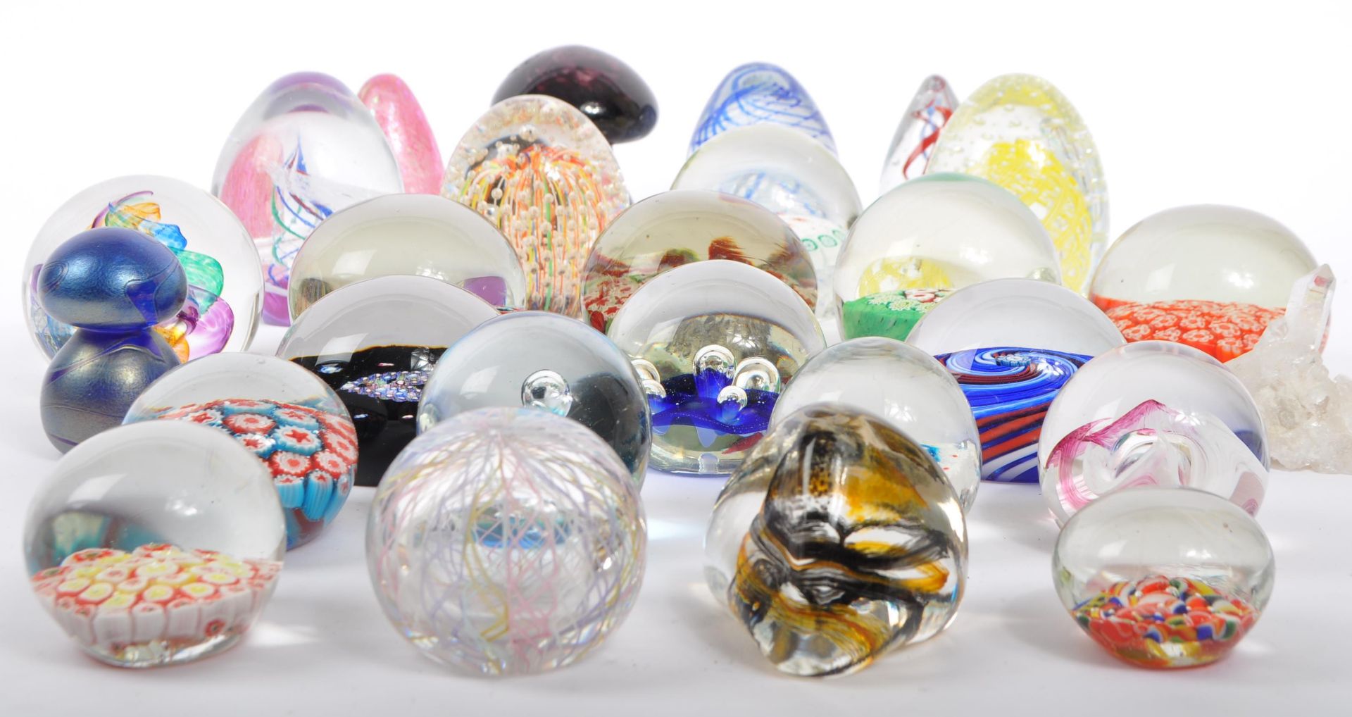 COLLECTION OF VINTAGE 20TH CENTURY GLASS PAPERWEIGHTS