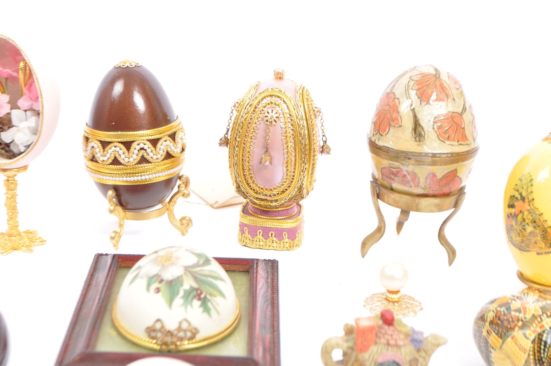 COLLECTION OF TWELVE VINTAGE 20TH CENTURY DECORATIVE EGGS - Image 3 of 8