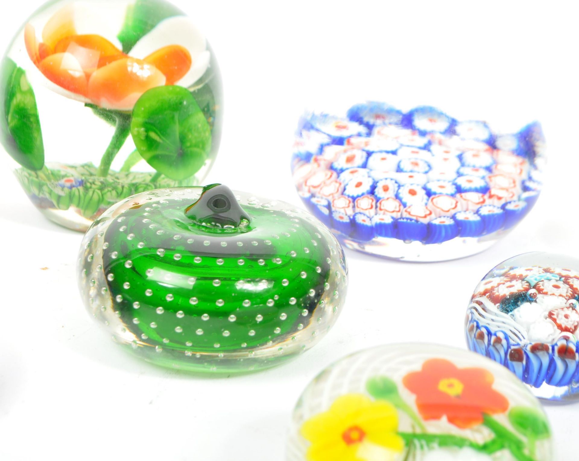 ASSORTMENT OF VINTAGE ART GLASS PAPERWEIGHTS - Image 3 of 5