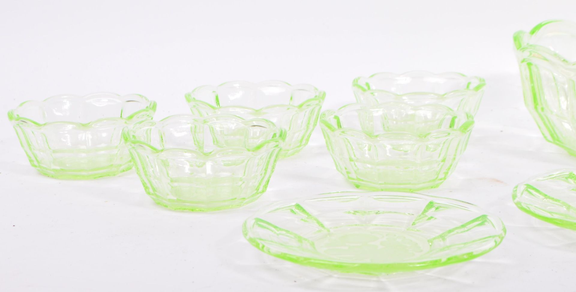 COLLECTION OF EARLY 20TH CENTURY DECORATIVE URANIUM GLASS - Image 2 of 4