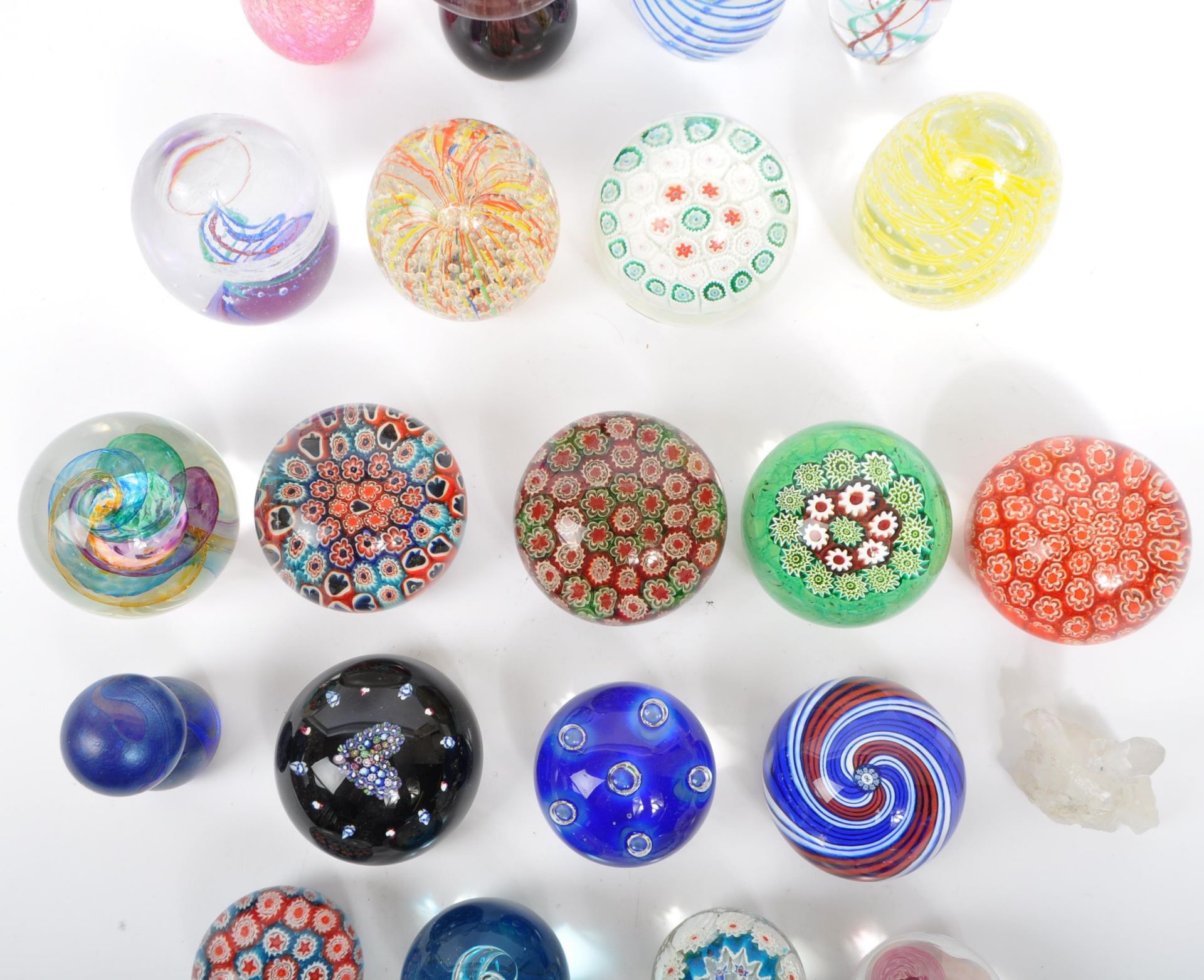 COLLECTION OF VINTAGE 20TH CENTURY GLASS PAPERWEIGHTS - Image 2 of 6