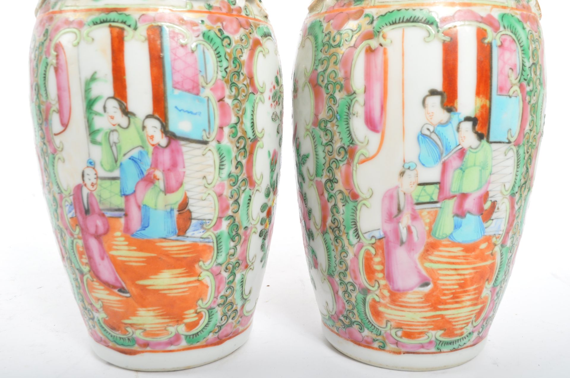 PAIR OF 19TH CENTURY QING REPUBLIC PERIOD FAMILLE ROSE VASES - Bild 4 aus 6