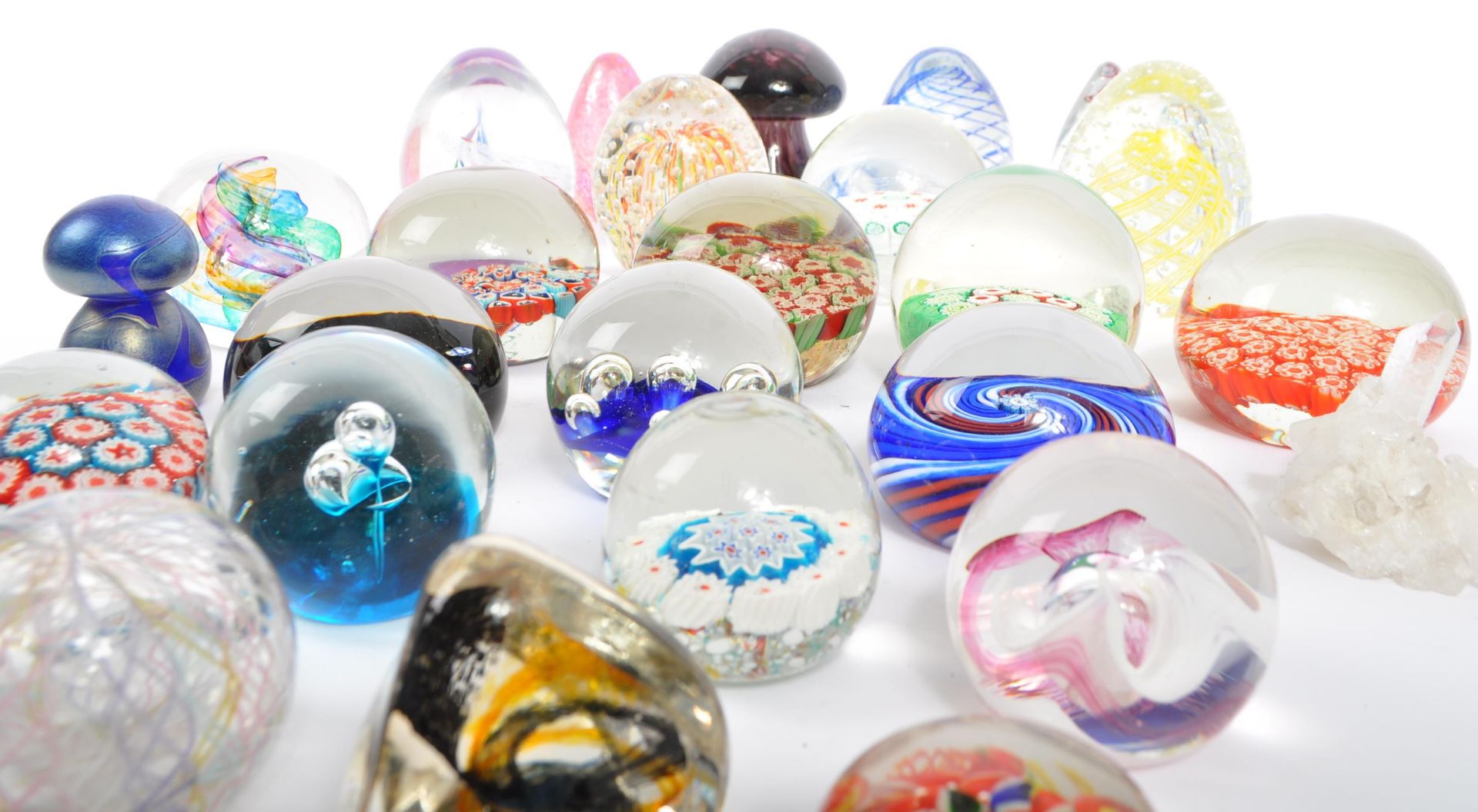 COLLECTION OF VINTAGE 20TH CENTURY GLASS PAPERWEIGHTS - Image 3 of 6