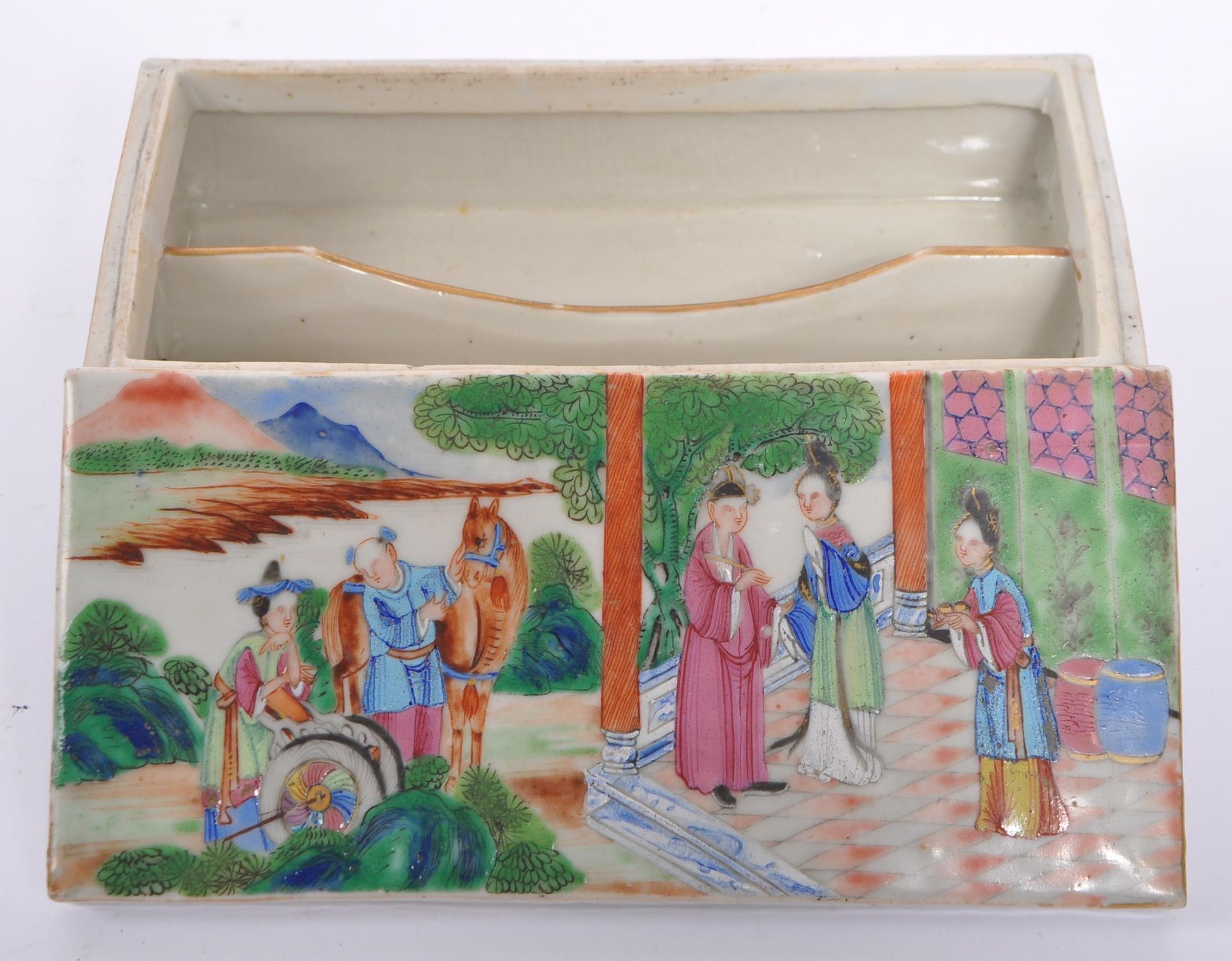 EARLY 20TH CENTURY CANTONESE LIDDED PORCELAIN PEN BOX - Image 2 of 5