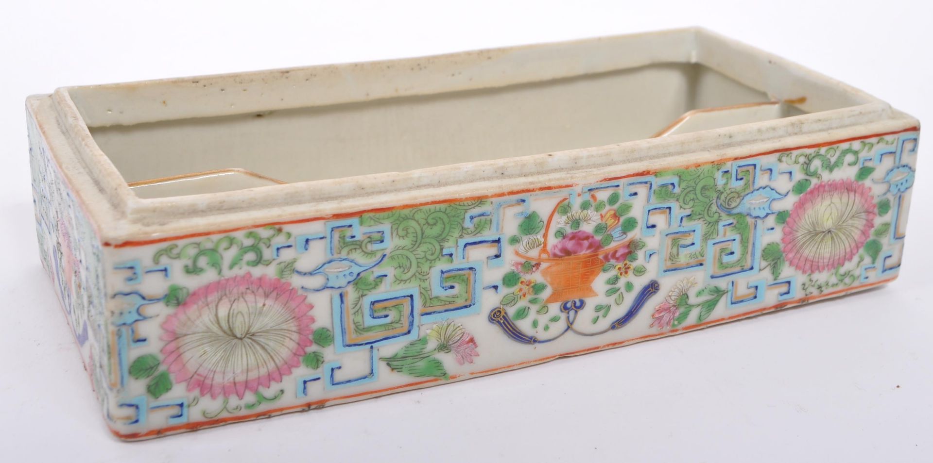 EARLY 20TH CENTURY CANTONESE LIDDED PORCELAIN PEN BOX - Image 3 of 5