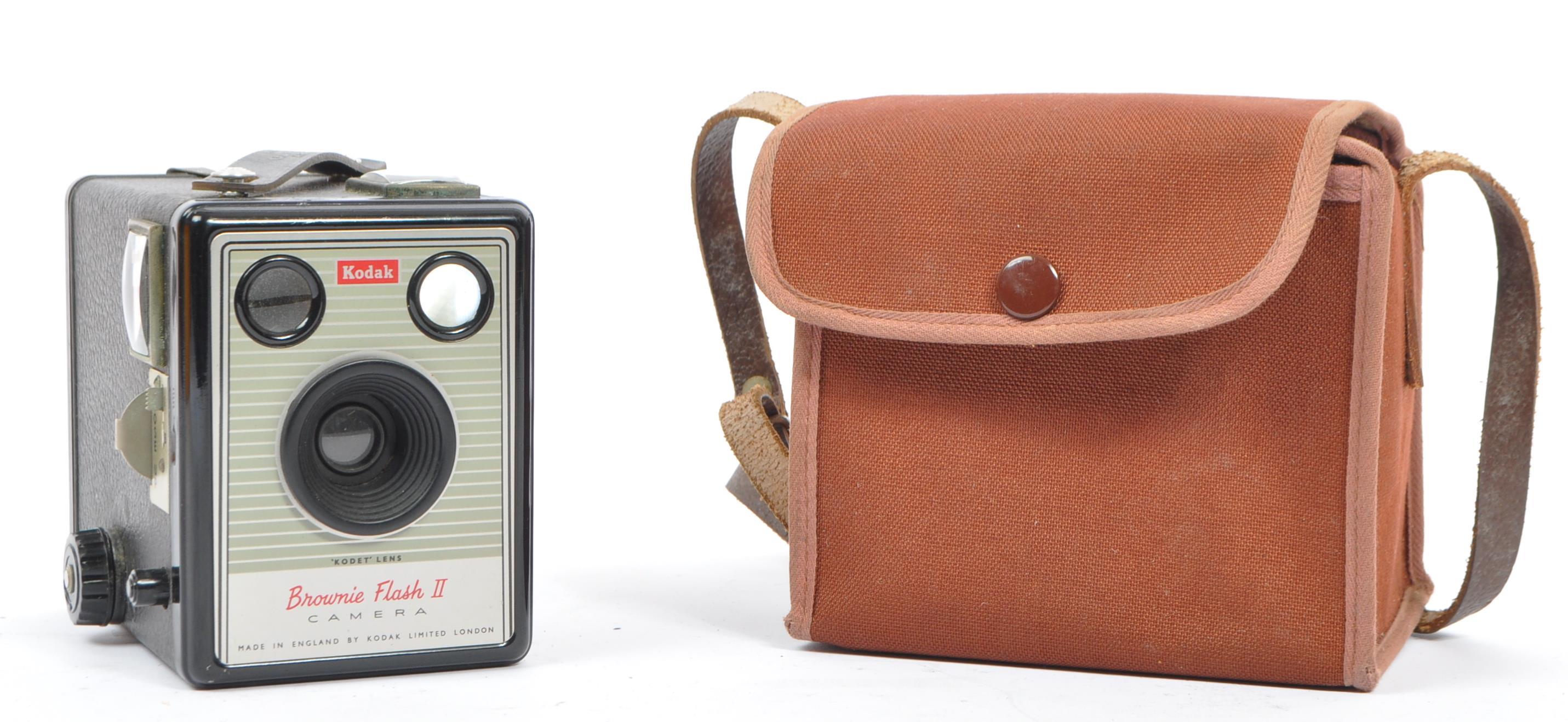COLLECTION OF VINTAGE 20TH CENTURY CAMERAS & ACCESSORIES - Image 7 of 9